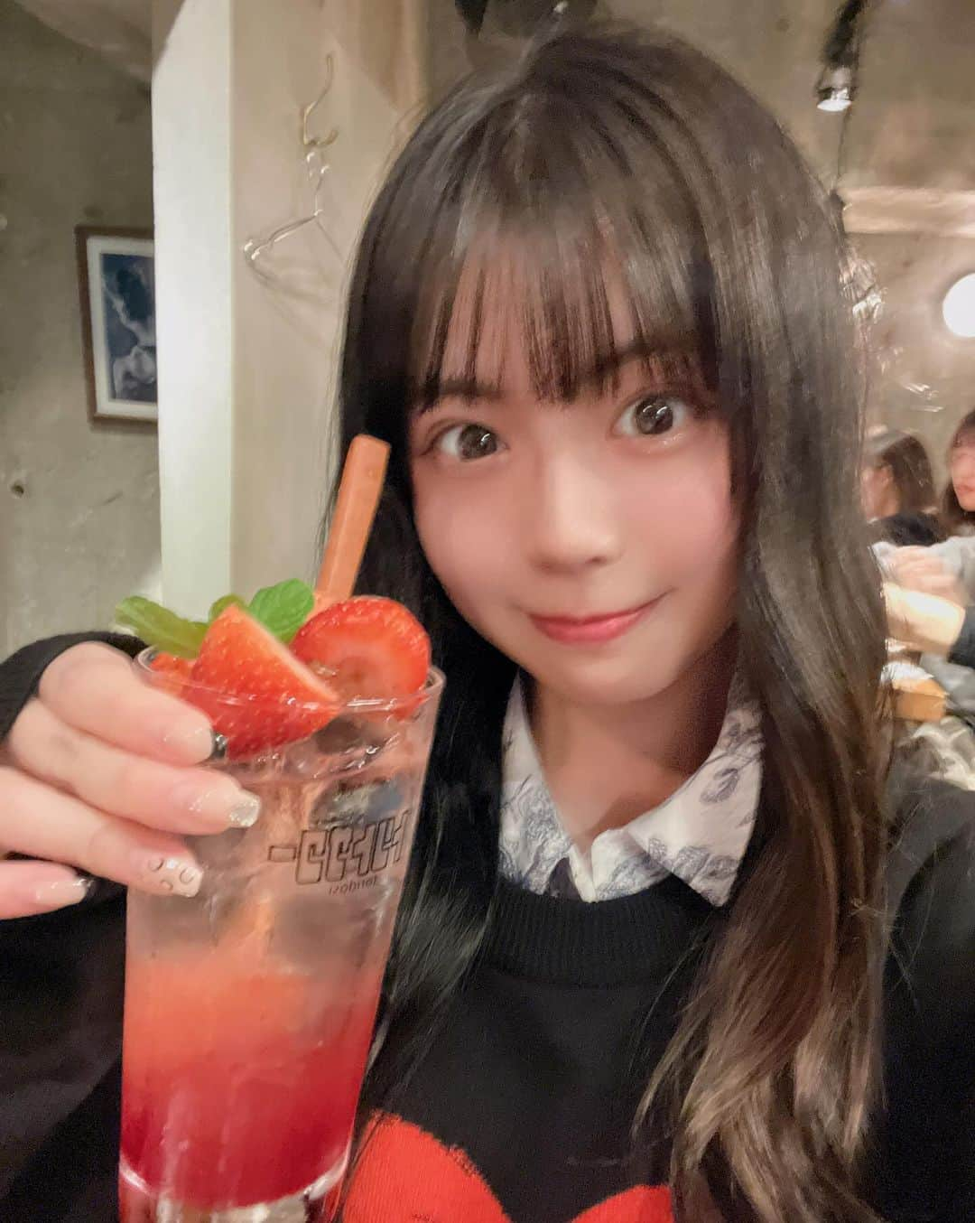 加藤愛梨さんのインスタグラム写真 - (加藤愛梨Instagram)「苺♡🍓 ここの、鳥刺し、美味しすぎた お会計したあとにやっぱりもう一皿食べに戻るか何度も考えた 鶏皮の煮込みも美味しすぎた ポテサラは、人生一だった 何が具材に含まれてるか全部メモしてきた  ちなみに渋谷店に行ったけど位置情報がなかったので♡♡ またいく！！！  シャインマスカットは甘すぎて感動した だいすきです   📍鳥とサワー 鳥どシ 渋谷店  #鳥とサワー  #鳥どシ  #ぁぃんぐるめ」11月9日 0時17分 - l_ovepear