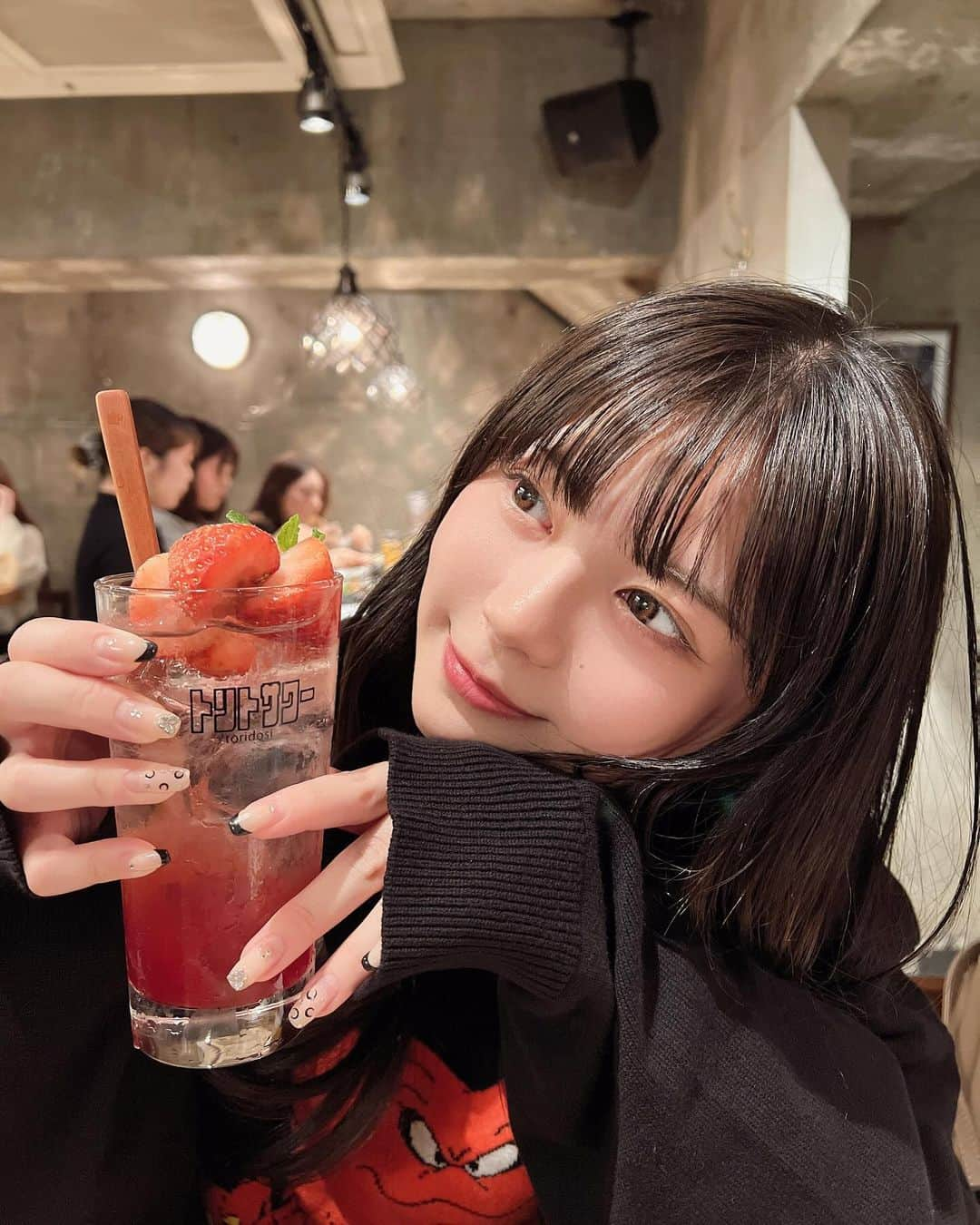 加藤愛梨さんのインスタグラム写真 - (加藤愛梨Instagram)「苺♡🍓 ここの、鳥刺し、美味しすぎた お会計したあとにやっぱりもう一皿食べに戻るか何度も考えた 鶏皮の煮込みも美味しすぎた ポテサラは、人生一だった 何が具材に含まれてるか全部メモしてきた  ちなみに渋谷店に行ったけど位置情報がなかったので♡♡ またいく！！！  シャインマスカットは甘すぎて感動した だいすきです   📍鳥とサワー 鳥どシ 渋谷店  #鳥とサワー  #鳥どシ  #ぁぃんぐるめ」11月9日 0時17分 - l_ovepear