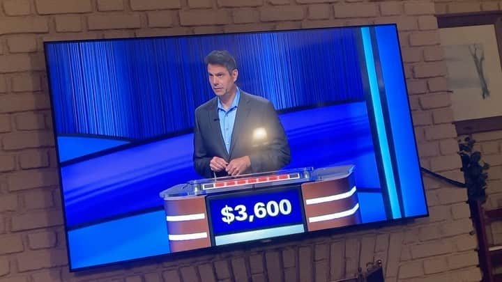 ケヴィン・スミスのインスタグラム：「It’ll never not be thrilling to hear my name on @jeopardy, but the Reverse Flash delivered the heads-up himself! Many thanks, @cavanaghtom!」