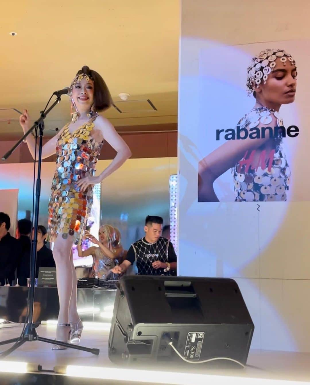 野宮真貴さんのインスタグラム写真 - (野宮真貴Instagram)「. Rabanne H&M コラボコレクションshopping partyにて🪩  60年代を代表するデザイナーのひとりpaco rabanneは大好きなデザイナー。 ピチカート・ファイヴのワールド・ツアーでもミラーディスクのドレスを着て歌ってました😊  今回のコラボで、憧れのrabanneを気軽に身に纏えるのが嬉しいよね。 光沢はそのままで、よりサステナブルな素材に進化しているのもいいね✌️  @rabanne @hm  #rabanneHM#エイチアンドエム#HM銀座並木通り店#pizzicatofive #野宮真貴#missmakinomiya」11月9日 0時28分 - missmakinomiya