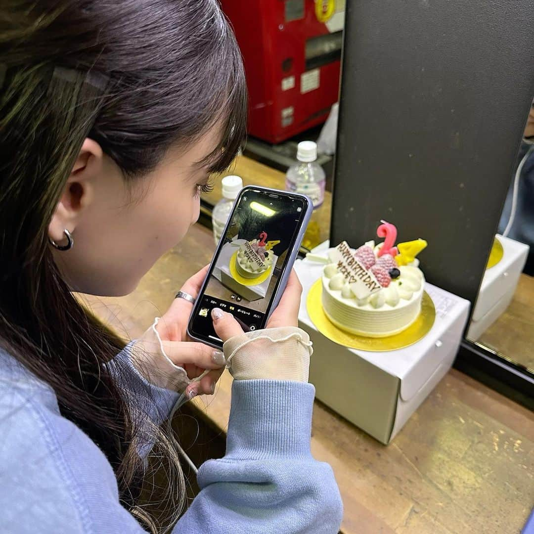 Annaさんのインスタグラム写真 - (AnnaInstagram)「青星人で挑んだだーいすきなおかやんことゆなちこと703号室のライブ。  最高だったよ〜泣いたよ〜！  とっても大切な今日という日に呼んでくれて、参加させてくれて本当にありがとうーー！！！ お疲れちゃん🫶🏻🫶🏻🫶🏻  ※3枚目はおかやんが一口食べたケーキ、、ウホウホ、、、って興奮しながら連写してる図  #レベラゲぱーちー　#703号室」11月9日 0時29分 - anna_mysticeyes