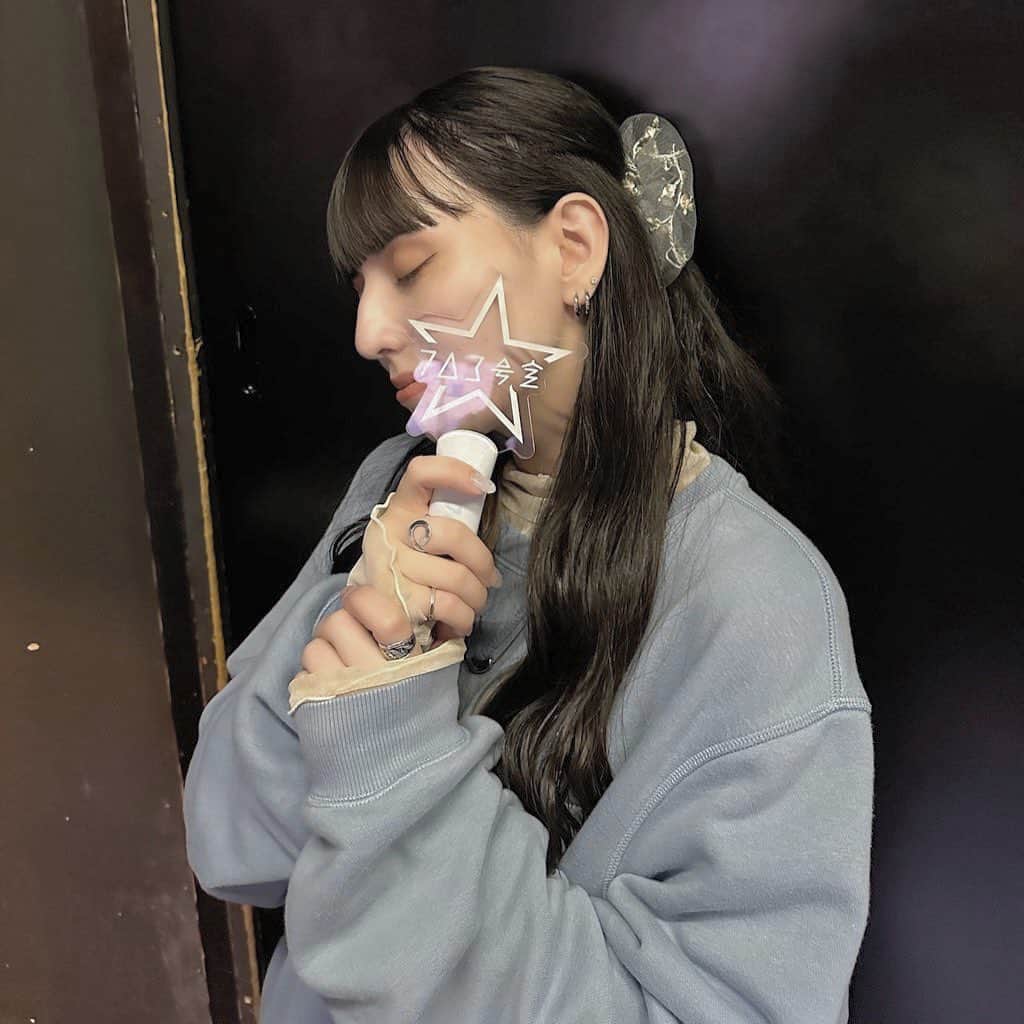 Annaのインスタグラム：「青星人で挑んだだーいすきなおかやんことゆなちこと703号室のライブ。  最高だったよ〜泣いたよ〜！  とっても大切な今日という日に呼んでくれて、参加させてくれて本当にありがとうーー！！！ お疲れちゃん🫶🏻🫶🏻🫶🏻  ※3枚目はおかやんが一口食べたケーキ、、ウホウホ、、、って興奮しながら連写してる図  #レベラゲぱーちー　#703号室」