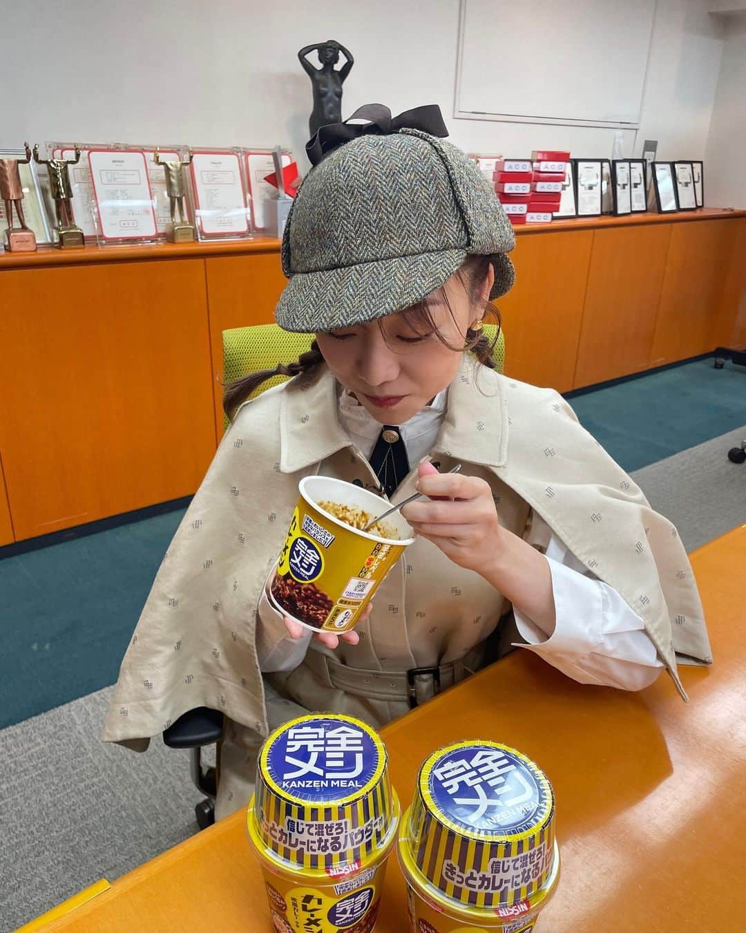 須田亜香里さんのインスタグラム写真 - (須田亜香里Instagram)「ちょっと前の探偵さん🕵️‍♀️ 久しぶりに三つ編みおさげした。  #知っ得なっ得大捜査 日清食品ホールディングスさんでロケ。 テレビでの放送は終わってしまいましたが、TVerとABEMAでは配信中だよ〜🗝️ Mリーグ観ながらずっと食べたいと思っていた完全メシカレーメシもロケで食べられて幸せでした☺️🍛笑 #探偵ファッション #須田亜香里衣装 #三つ編みおさげ  #日清食品 #完全メシ  #完全メシカレーメシ」11月9日 0時25分 - akarisuda