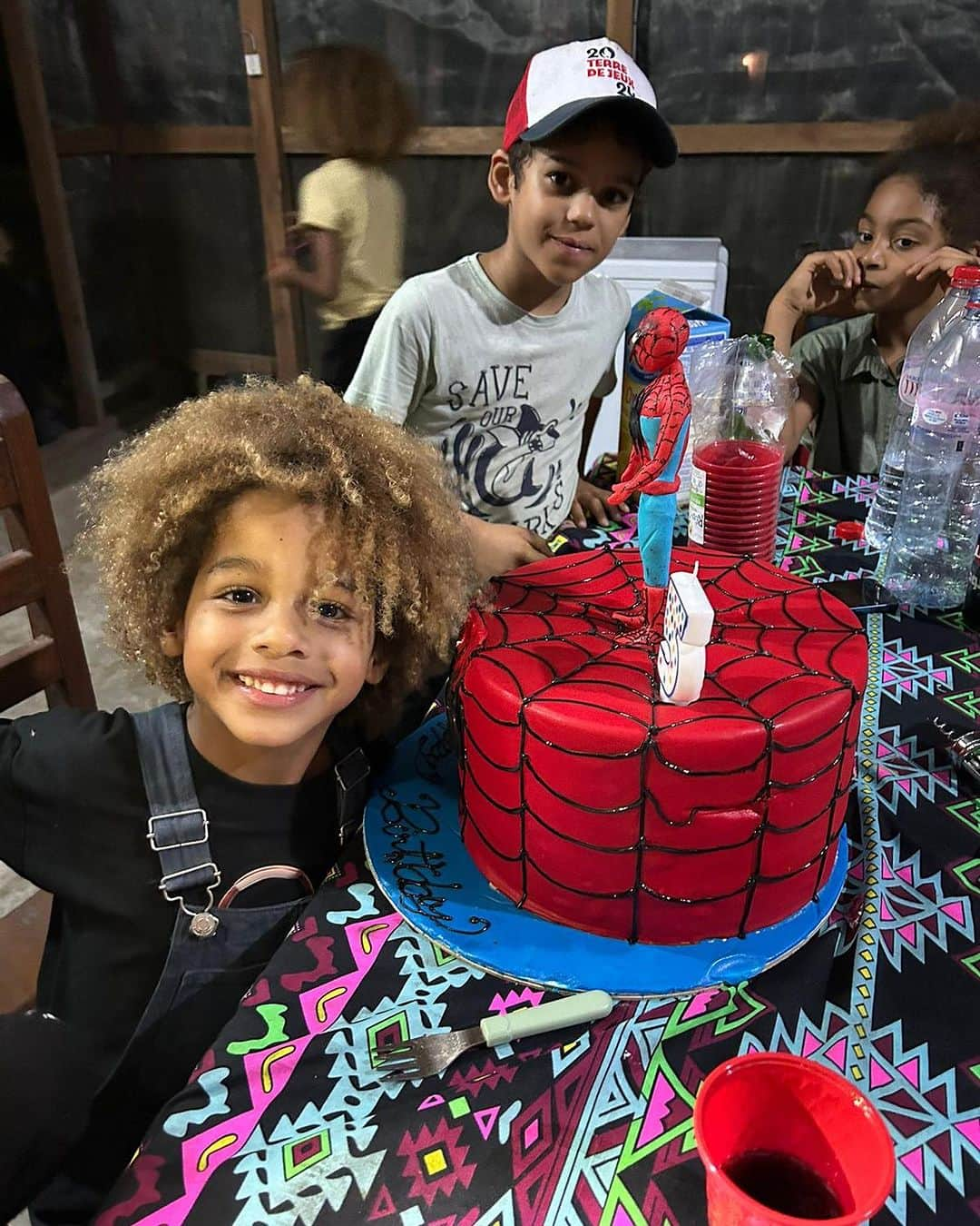 ナオミ・キャンベルのインスタグラム：「Happy 5 th Birthday to my youngest Godson .. watching you grow and blossom Into a little boss man .. is truly a blessing  I love you unconditionally your godmother ❤️🎂❤️🎂❤️🎂 #happybirthday #africa」