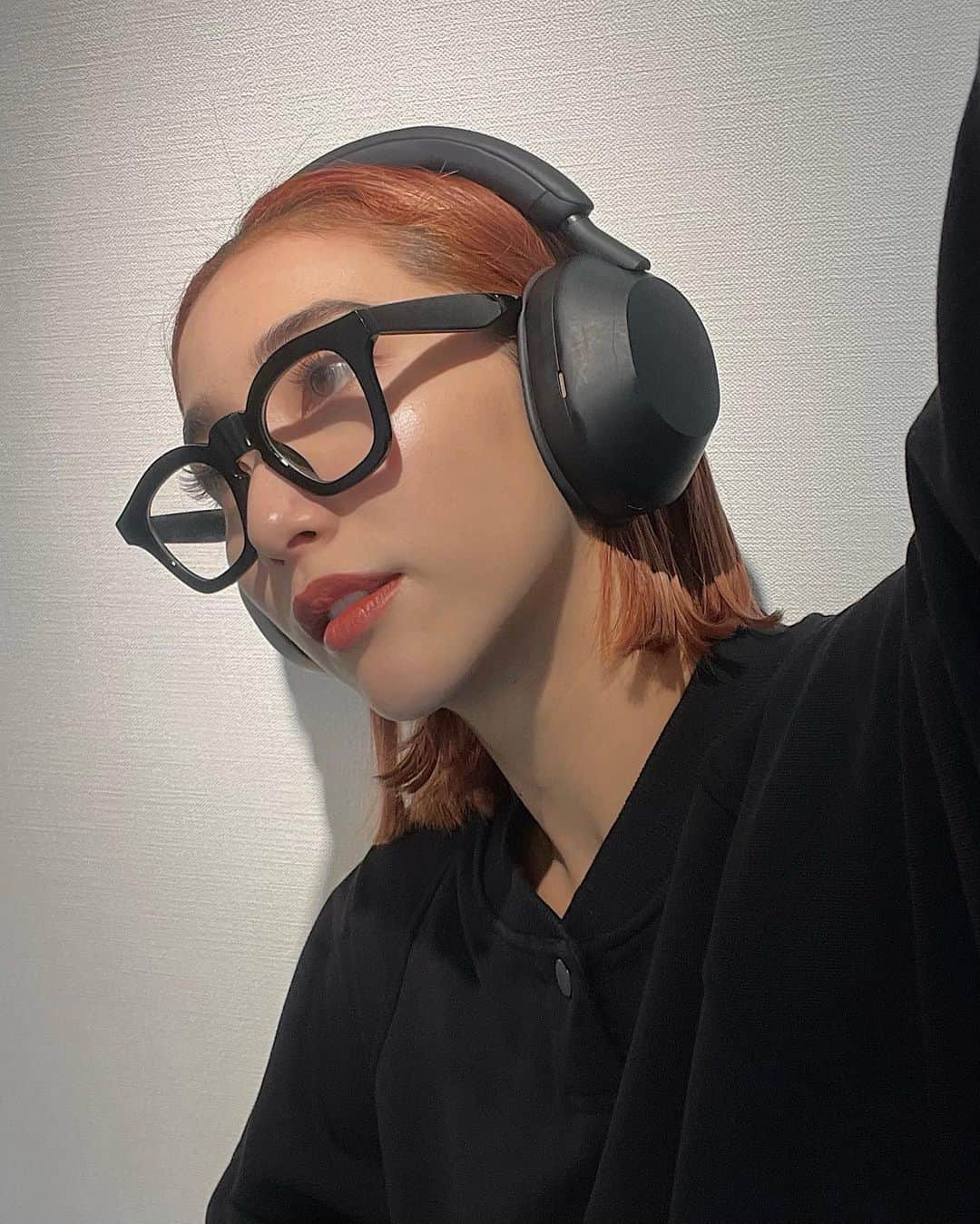 SAKURAのインスタグラム：「🎧🖤👓💭 　 なーんか最近肌の調子いいな？！！？って思ったら フェイスワックスしたのもあるけど、 毎日使ってる＂クレンジング＂だとおもう！ 　 クレンジングって季節や肌の状態によって変えてて 沢山もってるんだけど、 乾燥の季節になってからやっぱりやっぱり #炭酸クッションクレンジング の魅力に気づく。 　 出てくる微炭酸バブルが毛穴よりも小さいので 毛穴の汚れを浮かせてくれる＆摩擦なし なによりつっぱらないのがこの季節本当にたすかる！ 　 オーガニックだし、みーんなに使ってもらいたい🫧 最強すぎる。乾燥の季節はやっぱこれだな🫰🏽 　 #ハリウッドブロウリフト 導入してるサロンで売ってますよ🖤」