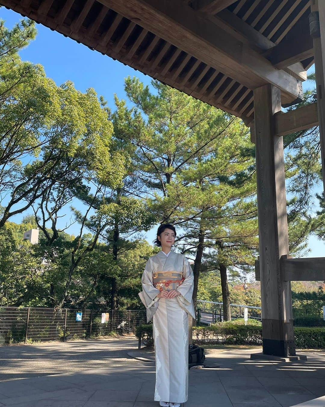 小川夏果さんのインスタグラム写真 - (小川夏果Instagram)「【撮影 白大島紬】大島紬といえば一般的には泥染めの黒のイメージが強いですが、 淡く華やかな模様が織り出されている白大島は独特の光沢と張りがあってとても美しく織り上げられています。女性らしさや品を引き出してくれる🥰  フランスの「ゴブラン織」、イランの「ペルシャ絨毯」と並び世界三大織物に数えられる大島紬。 30以上もの工程を経て生み出されるこの生地は、1つ作り上げるのに半年から1年もの時間を要します。美しい図柄、カラスの濡羽色にも例えられる深い艶、しなやかな肌触り、軽やかな着心地が魅力。 150年から200年着られる丈夫な織物と言われ、親子3代に渡って受け継がれるなど世代を超えて愛用されることも多いお着物です。  #着物 #大島紬 #大島紬クイーン @tsumugi_queen  #kimono #japanesetraditional #japaneseculture #traditionalfashion #きもの #着物女子 #白大島 #伝統 #伝統工芸 #伝統文化 #美しい着物 #美しいキモノ #美しいもの」11月8日 15時30分 - ogawanachu