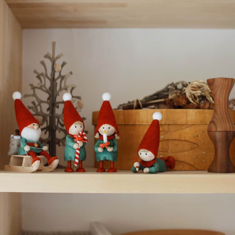 ムクリ［mukuri］さんのインスタグラム写真 - (ムクリ［mukuri］Instagram)「年に一度のクリスマスをわくわくしながら待ちわびる。北欧らしい優しい雰囲気が可愛い！小さな妖精”ニッセ”  11月に入り、 少しずつ街の様子や日常が クリスマス色がでてくる頃合いです。  デンマークではサンタよりもニッセがメジャーで 家中のあちこちにニッセを飾るそうです。  おうちの中に小人がちらっと現れる、 なんだか童話の世界みたいですよね。  一緒にクリスマスを待ち侘びるように 可愛らしいニッセを飾ってみてはいかがでしょうか。  ▶お買い求めは @daily_mukuri プロフィールのURL または、投稿画像をタップ！  #dailymukuri または @daily_mukuri にタグ付けいただいた中から、インスタグラムでご紹介していきます😌  –––––––––––––––––– ムクリ公式アカウントでは くらしの中にある"好き"や"コダワリ"を毎日お届け。  インテリア、整理収納から家づくりなど 日常で参考になる情報から サラッと読める短編コラムまで ご紹介していますのでフォローしてぜひご覧ください。 ▶︎ @mukuri_official ・  「 #ムクリ 」のタグもいつも楽しく拝見しています☺️  オリジナルブランドは @daily_mukuri  くらしの中にあったらいいいな、 そんな商品を企画・制作、集めています。 ––––––––––––––––––  #ニッセ#ノルディカニッセ#クリスマス#Xmas#妖精#ディスプレイ#守り神#ハンドメイド#北欧#子どものいる暮らし#暮らしを楽しむ#幸せを運ぶ#暮らし#丁寧な暮らし#シンプルな暮らし#暮らしに馴染む#インテリア#マイホーム#注文住宅#建売住宅#暮らしを整える#くらしの編集#ムクリ」11月8日 15時30分 - mukuri_official