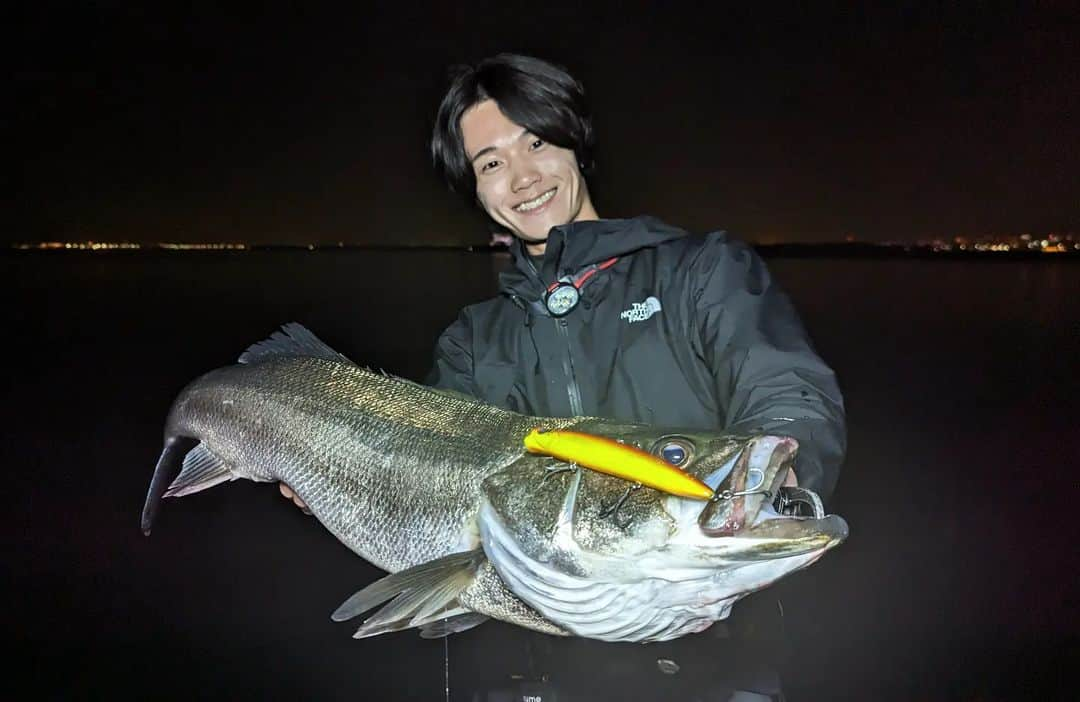 外山将平のインスタグラム：「この秋は愛沢連合で🐟　　　　　　　　　　　　　　 　　　　　　　　　　　　 【TACKLEDATA】　　　　　　　　　　　 ROD： HENNIHAL 77M (BlueBlue) REEL：18EXIST  LT4000C LINE：アバニ シーバスPE マックスパワー X8 ステルスグレー(VARIVAS) LEADER：ショックリーダー スムーズロックプラス5号22lb(東レ)　　　　　　　　　　　　　　　　　　　　　　　　　 　　　　　　　　　　 　　　　　　　　　 #BlueBlue #アングラーズマイスター　　　　　　　　　　　　　　　　　　　　　　　　　　　　　　　 #アイザー125F #アイザー　　　　　　　　　　　　　　　　　　　　　　　　　　　　 #ブルーブルー　　　　　　　　　　　　　　　　　 #钓鱼 #每日穿搭 #시바스 #농어　　　　　　　　　 　　　　　　　　　　　　　　　　　　　 　　　　　　　　　　　　　　　　　　　　　　　　　　　　　　　　　　　　　　　　　　　  ◆釣りにかかわらず､出たゴミは持ち帰りましょう！ 一人一人の意識で自然は守れます。 釣り場､自然を大切に🐟　　　　　　　　　　　　　　　　  ◆キャスト時は必ず後方確認をして ルアーや針が歩行者､同行者に当たらないようにしましょう。　　　　 　　　　　　　　　　　　　　　　　　　　　　　　　　　　　　 ◆釣り際はライフジャケット着用をお願い致します。※釣り物によって異なります。　　　　　　　 命を守りましょう！　　　　　　　　　　　　 　　　　　　　　　　　　　　　　　　　　　 ◆YouTube⇩(始めました！チャンネル登録お願いします！) https://youtube.com/channel/UC07x3DbJCNv_gAFvAjaWQMQ　　　　　　　 　　　　　　　　　　　　　　　　　　　　　  ◆アングラーズ↓🎣 外山将平 https://anglers.jp/users/530231 こちらもチェックお願い致します🐟　　　　　　　  ◆Twitter↓ https://mobile.twitter.com/syohei_1108 こちらもフォロー宜しくお願い致します！🙇‍♂　　　　　 　　　　　　　　　　　　　　　　　　　　　　　　　　　　　　　　　　　　　　　　　　　　　　　　　　　　　　　　　　　　　　　　　　 　　　　　　　　　　　　　　　　　　　　　　　　　　　　 #今日の外山 #俳優 #外山将平  #釣り好きな人と繋がりたい #釣りスタグラム #シーバス #東京湾奥 #釣りの成長記録 #釣りで人生を豊かに  #fishing #lure #bass #fish #fishinglife #bigfish  #instafish 　　　　　　　　　　　　　　　　　　 #bassfishing #seabass」