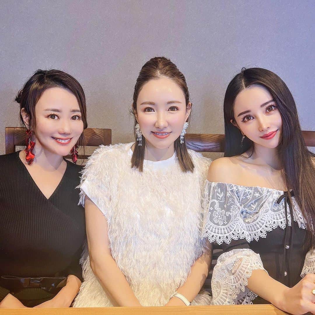 CHIKAのインスタグラム：「定例会🤍🤍🤍  大大大好きで 尊敬するお二人と♡  本当に本当に、 この人生で出会えてよかった🌏🤍  いつもありがとうございます🤍  BIG LOVE🫶❤️  #女性経営者」