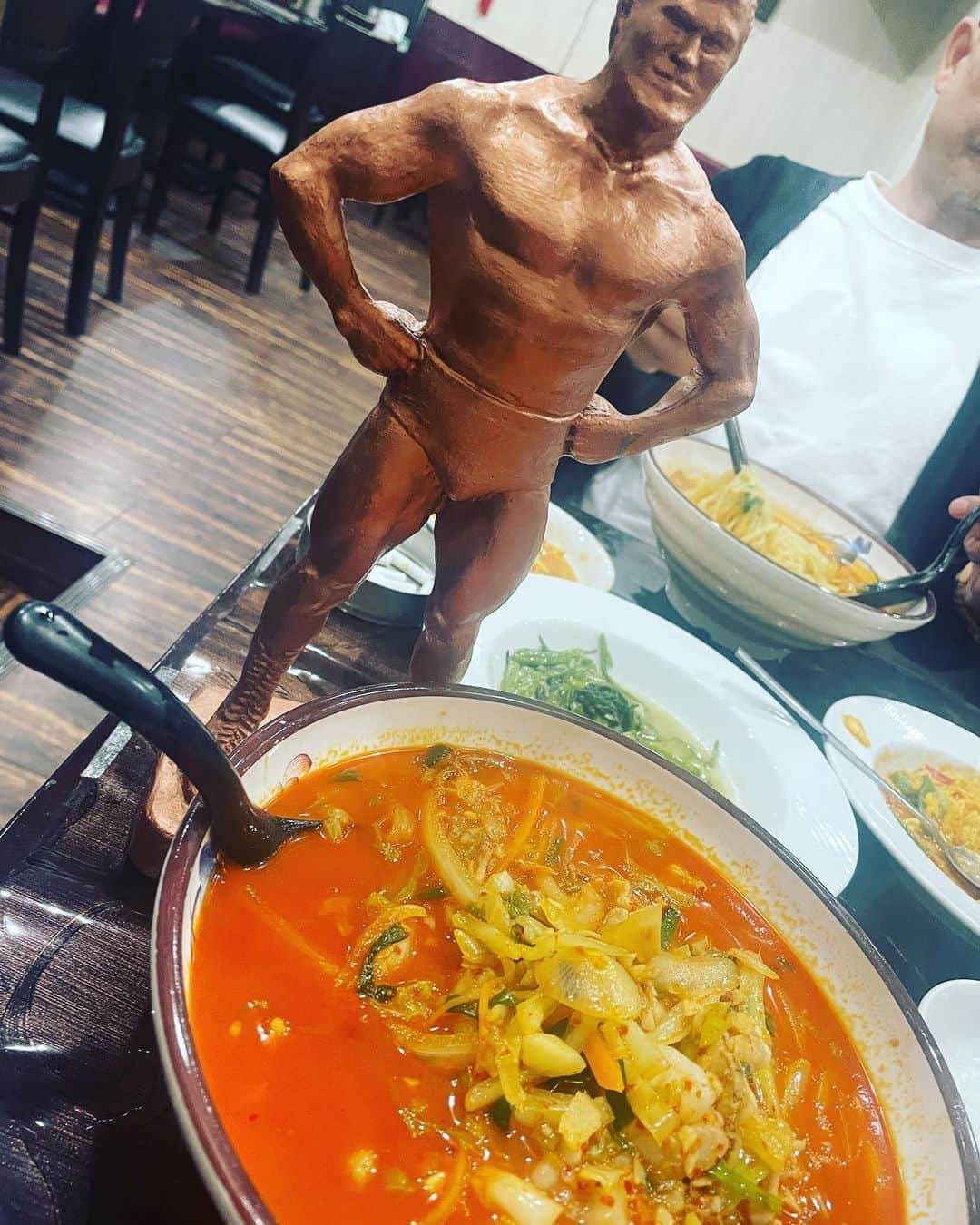 のインスタグラム：「北京で手打ちの辛いチャンポンを食べてますが，日本のプロレスラーも中国、アジア初のボクシングヘビー級チャンピオンのツァン・チレイとやる奴いんのか！ この男は手打ちじゃなく左打ちチャンポンならぬチャンピオンですからねぇ　ムフフ」