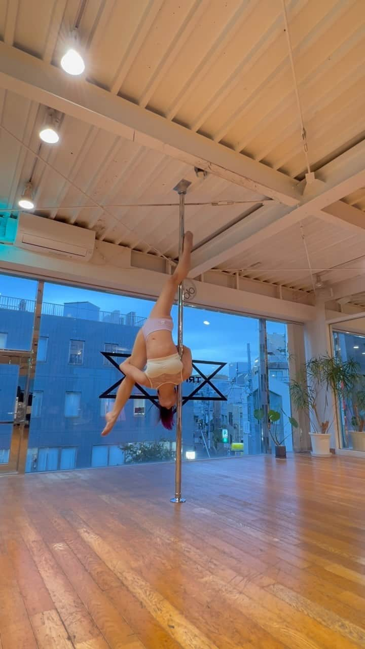 坂井絢香のインスタグラム：「Spinning pole routine⭐️  #pdhench  #pdnataryzsplit  Wearing @hot_han_official   #pdtricks  #poledance #ポールダンス　 #spinningpolecombo #spinningpole」