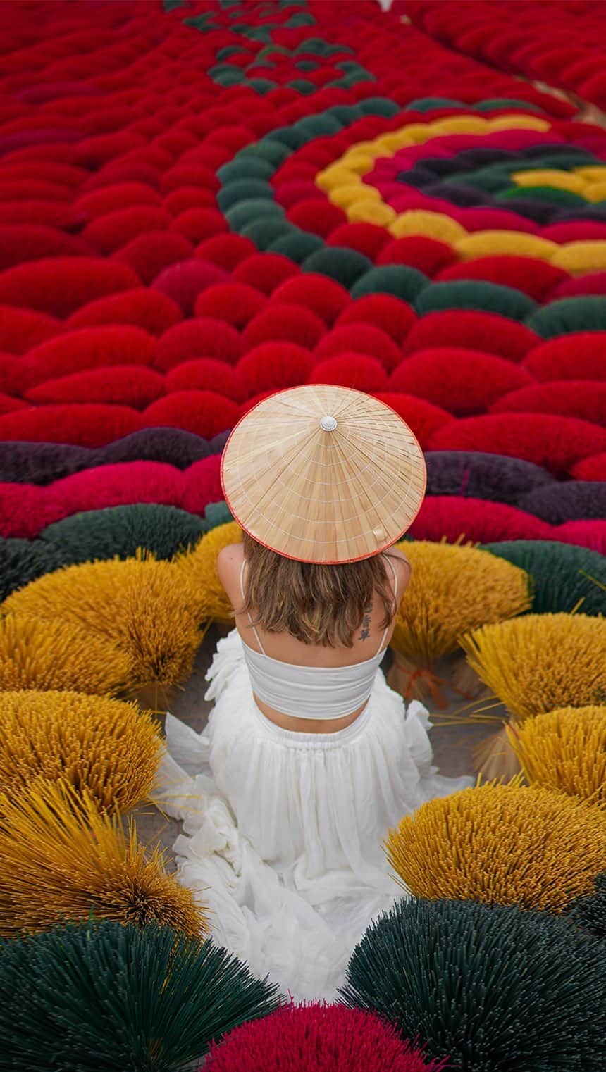 Aakriti Ranaのインスタグラム：「Haha I knew what I was getting into but he didn’t 🤣. People usually get disappointed because they expect a huge place with many sticks at the Incense Village in Quang Phu Cau, Vietnam.   But do you know that you can visit the local families here, take a tour and see how these are made from scratch? Families in this village have been making incense for more than a century. More than half of the worlds incense comes from Vietnam which are made by these families with very little machinery involved but with a lot of backbreaking effort. This village makes about 50,000 sticks everyday in January for Lunar new year. India was Vietnams biggest customer and almost 90% incense sticks came from there. But in 2019 India partially banned the imports.   Anyway, this is the reason I won’t call it a Scam. Dont go here expecting it to be a huge place with incense everywhere. That’s just our assumption from the pictures. Go here if you want to really meet these families, know about their culture and see how these are made from scratch ❤️  #aakritirana #aakritiandrohan #vietnam #incense #incensevillage #instagramvsreality #realitycheck #funnyvideos #hanoi #reelsindia」