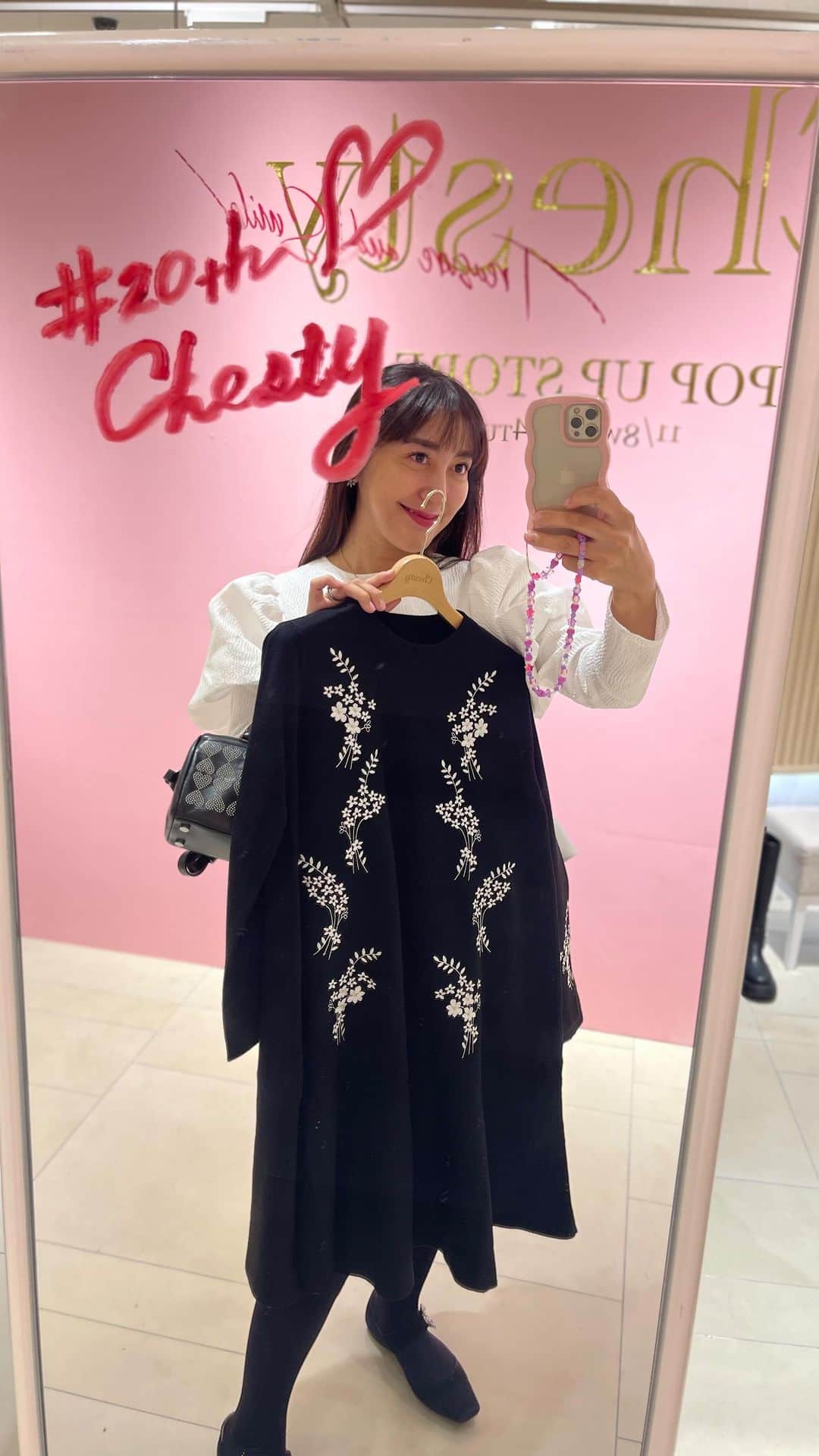 のインスタグラム：「Chesty POPUP in 阪急梅田本店 @chesty_official  @hankyu_contemporary  11/8(Wed)〜11/14(Tue)4階  ChestyのPopupへ行きました🫶 キルティングのコートやショートボトムス 刺繍のニットワンピース あれやこれやと欲しいものが…💓 来週の火曜日まで開催しています❤️  #20thChesty #IloveyouChesty♡」