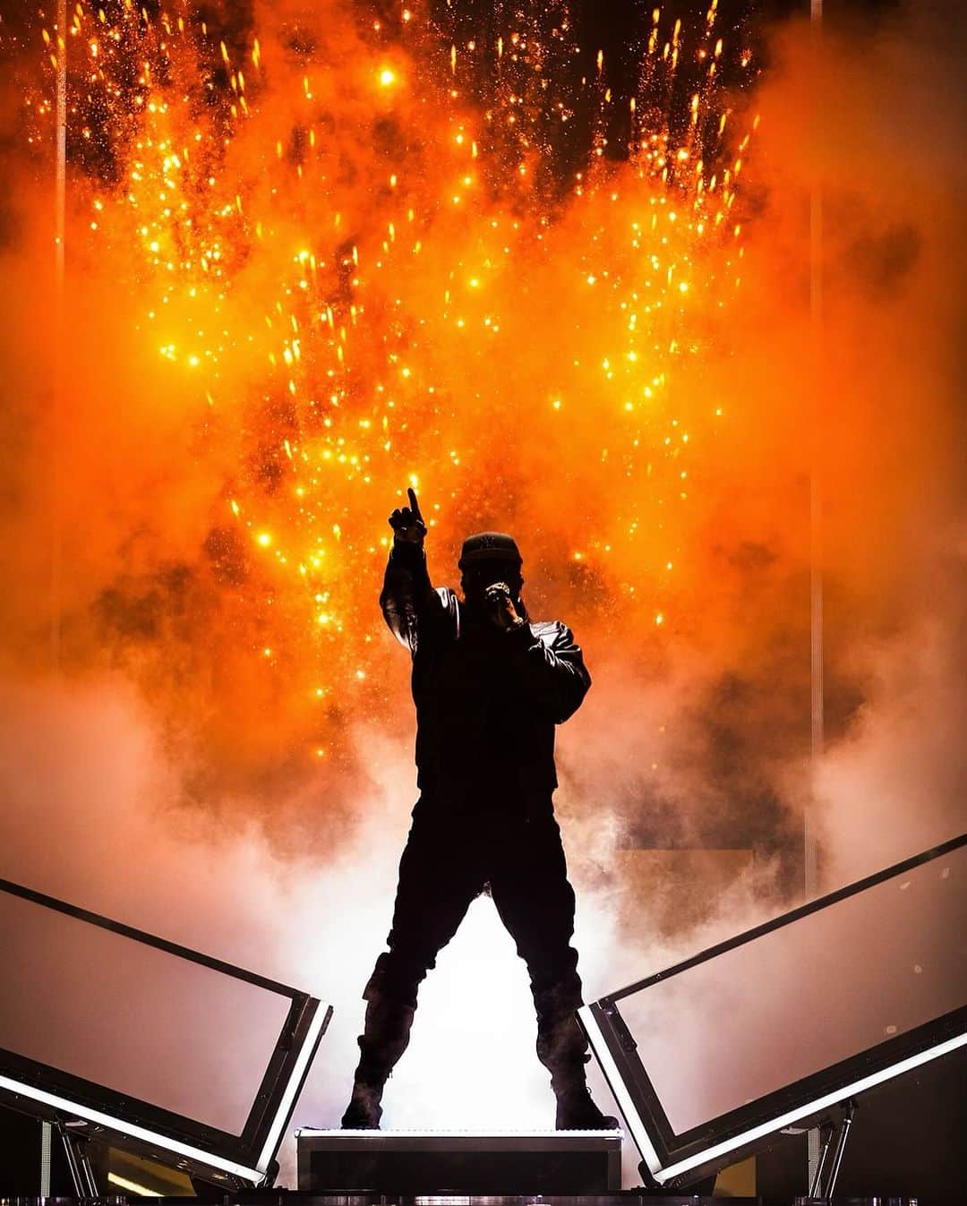 50セントのインスタグラム：「I put up 1 finger because I’m the nightmare from 134st. I’m the 1 that did what they said couldn’t be done. Believe it or not I’m #1, number 1 Tv, number #1 Hiphop tour I have new ideas 💡 I’ll be #1 some more. #bransoncognac #lecheminduroi」