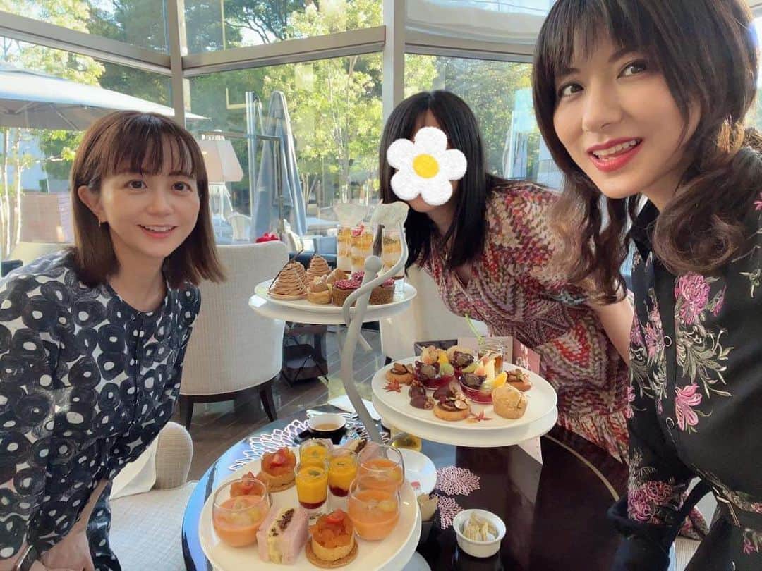 福田萌のインスタグラム：「夫のYouTubeでもご報告ありましたが、現在出産に備えて、家族より一足先に日本に帰国しました。 現在夫と子供達はシンガポールでの生活を頑張っています。  日本で出産を決めたのは、すでに夫が年末の日本での予定を組んでおり、家族で揃って第三子をお迎えしたいという思いがあったからです。 個人的にはシンガポールでの出産も体験してみたい気持ちもありましたが、日本でリラックスして家族みんなで出産できることを何よりも心強く感じています。  帰国してすぐ、私が大学時代から尊敬してやまない、ライフワークバランス社社長の小室淑恵さんと、都内でアフタヌーンティーをご一緒させていただきました。  大学時代に講演を見てから（しかも田舎から出てきたばかりの1年生の4月に）世の中には、こんなに自立して素敵な女性がいるのか！と衝撃を受けてから、ずっと憧れて追いかけ続けてきました。  過去には、休みなしで働く夫に、小室さんのTEDトークでの男性の長時間労働に関する記事をシェアし、夫が働き方改革をして週に1回休みをとってくれるようになりました。 まさに命の恩人✨  そんな小室淑恵さんがシンガポールにいらっしゃるタイミングで共通の知り合いにご紹介いただき、お茶する仲にまでなりました☺️❤️  かっこいいだけではなく、お茶目で可愛らしい人柄を知ることができ、ますます大好きな小室さん。  夫のYouTubeでの「日本経済再生計画」の動画作りにも監修くださり、ありがたいことに家族ぐるみで仲良くさせてもらっています。  思い続けて憧れ続けていれば、不思議なご縁が生まれるのだなぁと、人生は不思議がいっぱいです。」