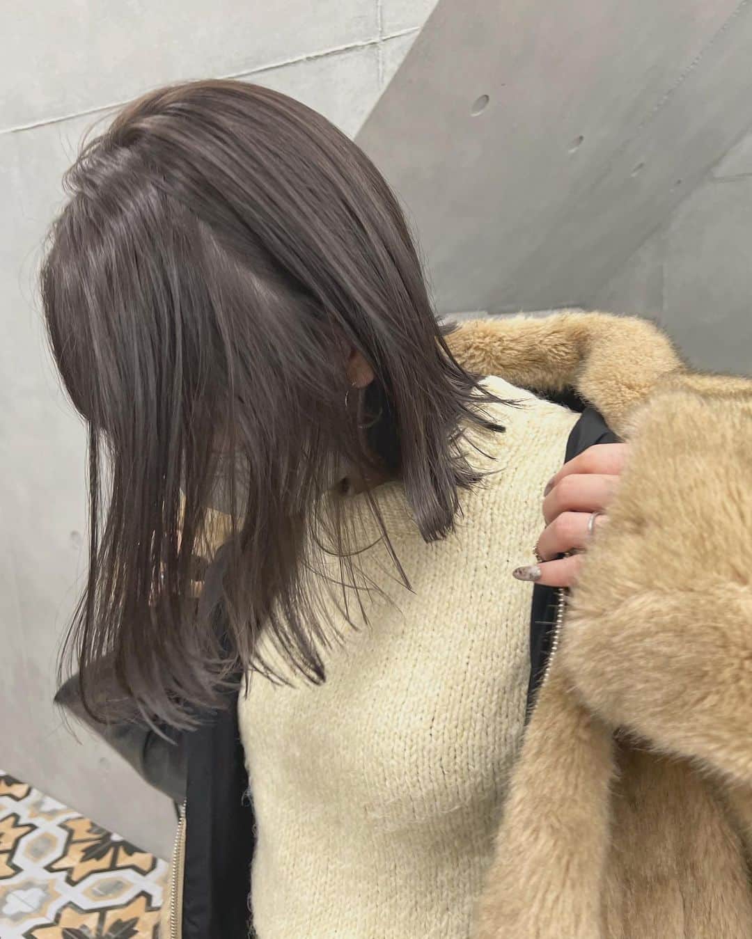 兼井遼のインスタグラム：「オリーブグレージュ＊  柔らかくほつれるヘア😌  ツヤのある 暗くても透明のある カラーならお任せください☺️  11月のご予約も まだまだお取りできます🙇🏻  ご質問などは コメントにてお問い合わせください！😌  #ケアカラー  #ヘアアレンジ  #ケアダブルカラー  #巻き方  #髪質改善カラー  #イルミナカラー  #ミルクティーベージュ #グレージュ  #ケアブリーチ  #ハイライトカラー  #ハイトーンカラー  #ブリーチ  #ダブルカラー   #インナーカラー  #オリーブアッシュ  #グラデーションカラー  #グレージュカラー  #ツヤトーン  #パーマ  #艶髪  #外国人風  #髪質改善トリートメント  #くびれヘア  #シースルーバング  #髪質改善  #ラベンダーグレージュ  #オリーブグレージュ  #トリートメント  #ヘアアクセサリー　#インナーハイライト」