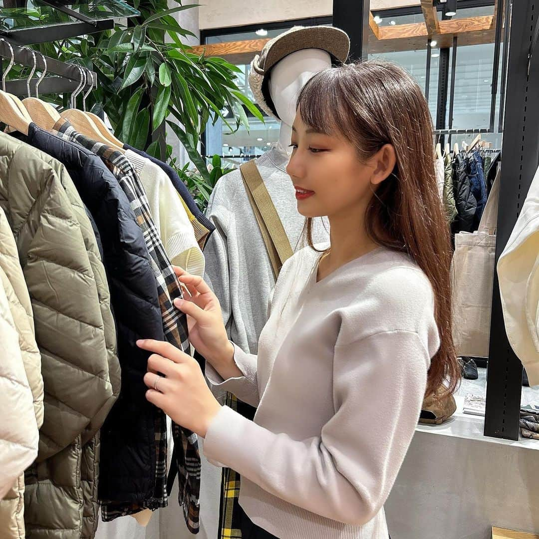 Moeさんのインスタグラム写真 - (MoeInstagram)「【大阪初出店🌱おしゃれすぎるセレクトショップ】  セレクトショップFRENCH Bleuが イオンモール堺北花田店にて11/3（金）OPEN✨  【こだわり】と【価値観】がキーワード🔑  DANTONやORCIVAL、A.P.C.、SAINT JAMES等のセレクトブランドの他に、 オリジナルブランドも展開😳💓 長く使える質の高い国内外ブランドを 取り扱ってるよ🧳  並べている商品だけじゃなくて 内装もおしゃれすぎた🥺！  カジュアルコーデが好きな方はぜひ 足を運んでみてね！！👖 メンズもめっちゃ商品多くてどれも 素敵やったよー！  🌟OPENイベント🌟〜11/12（日）まで ・FRENCH Bleuアプリの登録で 当日から利用できる￥1,000分の ポイントをプレゼント！ ・OPENイベント期間中に ￥22,000（税込）以上の購入の方に ノベルティをプレゼント🎁 ノベルティは最後の写真にうつっているバッグ！ おしゃれやし、使い勝手良すぎていっぱい使う予定💓 ⚠️ノベルティはなくなり次第終了なので急げ💨  【@frenchbleu_official】  https://frenchbleu.jp/ #pr #インフルエンサーワークス #frenchbleu #フレンチブリュ #カジュアルコーデ #大人カジュアル #ナチュラル #ナチュラルコーデ #30代コーデ #160cmコーデ #オリジナルアイテム #体型カバー」11月8日 20時00分 - pimoemoe