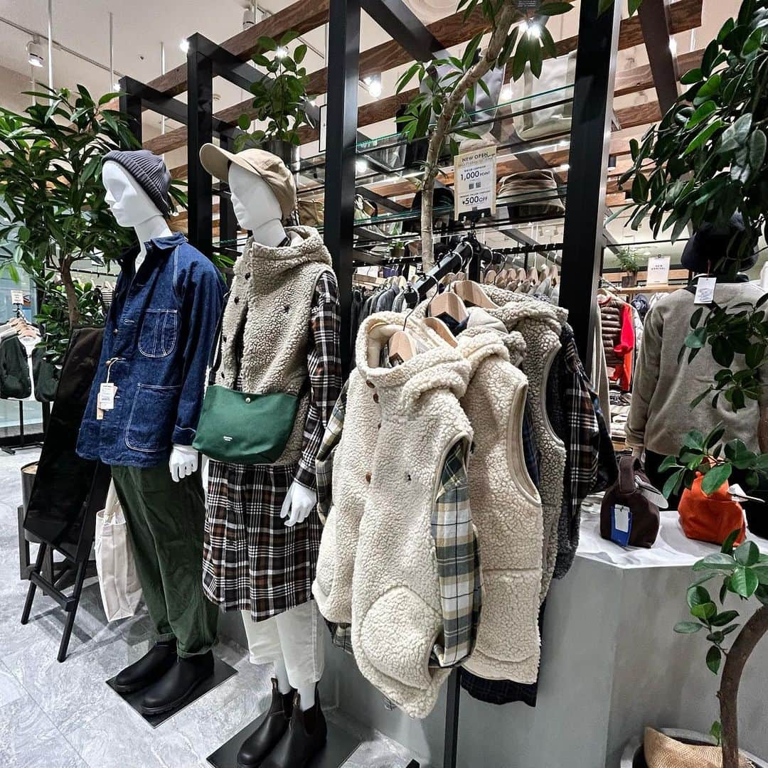 Moeさんのインスタグラム写真 - (MoeInstagram)「【大阪初出店🌱おしゃれすぎるセレクトショップ】  セレクトショップFRENCH Bleuが イオンモール堺北花田店にて11/3（金）OPEN✨  【こだわり】と【価値観】がキーワード🔑  DANTONやORCIVAL、A.P.C.、SAINT JAMES等のセレクトブランドの他に、 オリジナルブランドも展開😳💓 長く使える質の高い国内外ブランドを 取り扱ってるよ🧳  並べている商品だけじゃなくて 内装もおしゃれすぎた🥺！  カジュアルコーデが好きな方はぜひ 足を運んでみてね！！👖 メンズもめっちゃ商品多くてどれも 素敵やったよー！  🌟OPENイベント🌟〜11/12（日）まで ・FRENCH Bleuアプリの登録で 当日から利用できる￥1,000分の ポイントをプレゼント！ ・OPENイベント期間中に ￥22,000（税込）以上の購入の方に ノベルティをプレゼント🎁 ノベルティは最後の写真にうつっているバッグ！ おしゃれやし、使い勝手良すぎていっぱい使う予定💓 ⚠️ノベルティはなくなり次第終了なので急げ💨  【@frenchbleu_official】  https://frenchbleu.jp/ #pr #インフルエンサーワークス #frenchbleu #フレンチブリュ #カジュアルコーデ #大人カジュアル #ナチュラル #ナチュラルコーデ #30代コーデ #160cmコーデ #オリジナルアイテム #体型カバー」11月8日 20時00分 - pimoemoe