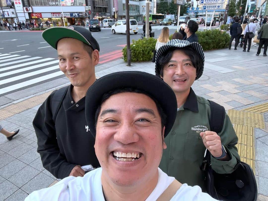 与座よしあきのインスタグラム：「[何でも一緒に考える] 今日はミリオンズさんのネタを一緒に考えました！  前回から今までやっていたネタをかなり変えて、そしたらそれがとっても良い感じでめ面白いんです！  なので3人で笑いながら色んなボケ、言い方、見せ方なんか考えました！  皆さまこれからのミリオンズを要チェックでおまんがな！」