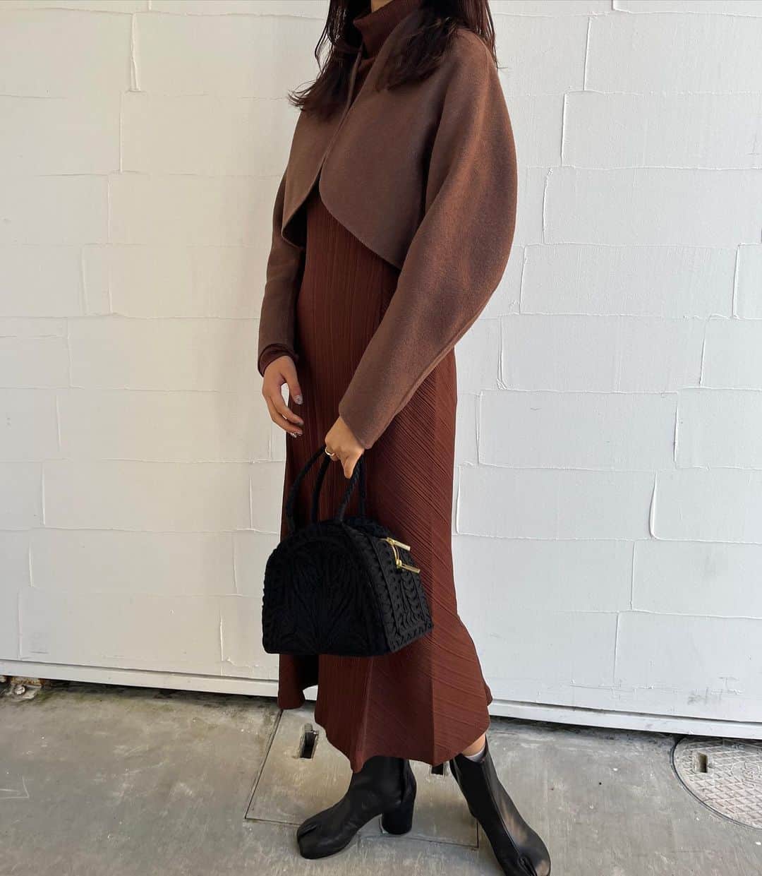 【ANN DE ARKのインスタグラム：「Mame Kurogouchi  Silk Cashmere Reversible Sewing Bolero Jacket ￥165,000(tax in)  しっとりとしたシルクカシミヤをリバーシブル仕立に仕上げた贅沢なボレロジャケット。 深みのある色合いに、軽さと柔らかさを兼ね備えたデザインが魅力的で、ドレスとの相性もよく、オケージョンにもカジュアルにも汎用性が高いアイテムとなっております。  ⁡ ⁡ ⁡ 詳しくはオフィシャルサイト【ARKnets】にて。 ■商品や通信販売に関しまして ご不明な点がございましたらお気軽にお問い合わせください。 ———————————— オフィシャルサイトの在庫と店頭在庫は共有しております。 商品に関しましては、お気軽にコメントや店舗までお問い合わせください。 ⬇︎⬇︎⬇︎ @ann_de_ark  @arknets_official ⁡ #fashion #栃木 #宇都宮 #ショップ #セレクトショップ　#arknets #anndeark #mamekurogouchi  -———————————」