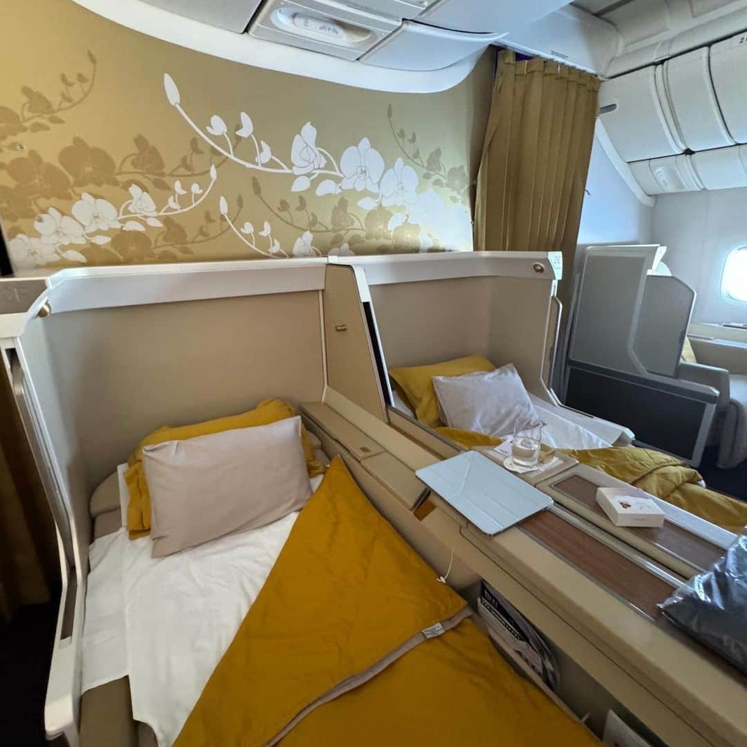 タイ航空のインスタグラム：「Cultivate unforgettable memories with Thai Airways' exclusive first-class journey to Narita. Let every second be a celebration of premium hospitality and bespoke travel experiences.  📸 credit - NutApiwich  #thaiairways  #smoothassilk #narita #tokyo #japan #flythai  #PremiumTravel #ThaiAirwaysExperience #NaritaBoundBliss」