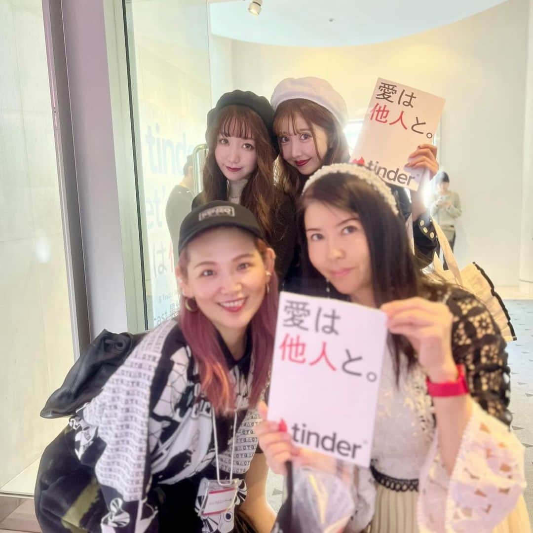 黒帯さんさんのインスタグラム写真 - (黒帯さんInstagram)「#PR #愛は他人と #Tinder 【Tinder Japan】「愛は他人と。」トークイベントにゆりやんレトリィバァ・ROLAND・kemio・ミチが登場！出会いについて語る。  Tinder Japanの新しいブランドキャンペーン「愛は他人と。」のトークイベントが開催され参加してきました。  イベントには、お笑い芸人のゆりやんレトリィバァさん、実業家タレントのROLANDさん、動画クリエイターのkemioさん、そして、モデルのミチさんが登場され、「出会い」をテーマに様々なトークをされていました。  今回はその様子をお届けします！！  「愛は他人と。」のキャッチコピーには、「自分だけ、はラクだけど、パートナーや友達、仲間など”親愛なる他人”と出会うことで、より最高の自分に」というメッセージが込められています。✨  このキャンペーンでは、WebCM、屋外広告、そして、SpotifyのpodcastにてTinderオリジナルチャンネル「愛は他人と。 ーSwipeからはじまる新しい愛のかたち」の開設がされています！  【Tinder】新機能「Tinder Matchmaker」が登場！  イベントの最初に、Tinder Japanカントリーマネージャーのチョウ・キョさんから、新機能「Tinder Matchmaker」の説明がありました！  「Tinder Matchmaker」は、友人や家族などの第三者にマッチ相手を選んでもらうサービスです♪  このサービスを使えば、自分では気がつけない出会いが広がること間違いなし！  キャンペーンに参加されているゆりやんレトリィバァさん・ROLANDさん・kemioさん・ミチさんが登場！  キャンペーンのオファーを受けた時の感想はございますか？  kemio とても驚きましたし、嬉しかったです。アメリカで出会った大親友とTinderを通して出会ったので、自分の経験や物語をいろんな人に伝えられたらいいなと思います！ kemioさんはご自身がTinderをご利用された経験があるそうで、今回のオファーをとても嬉しそうにされていました💙。  ROLAND アプリ界の王者のような存在なので、「僕でいいのかな…」とは思わずに(笑)、人と出会う仕事をしてきたので、「僕しかいないな」と思って受けさせていただきました。 そして、ROLANDさんは皆さんの笑いを誘いながら、自信満々にお話されていました！💎  その他、ミチさんとゆりやんレトリィバァさんもこの大抜擢を喜ばれていました。 特に、ゆりやんレトリィバァさんはホイットニー・ヒューストンの「I Will Always Love You」を替え歌で「Tinder 〜〜♪」と歌われて、会場は大盛り上がりでした♪  マッチングアプリへのイメージの変化はありましたか？  ゆりやん レトリィバァ その時だけの関係のようなイメージがありましたが、自分を見つめ直したり、人生を豊かにするような、深いものであるというイメージに変わりました。  ミチ 見ず知らずの人と会うというのは抵抗のあることでしたが、狭いコミュニティの人としか会えない現状を広げてくれたと思います。また、普段なら会うことができないような年齢・性別の方と世界中で出会えるので、すごくいいなと思いました！ 皆さん、世界が広がったり、恋愛以外の出会いもあったりと、マッチングアプリへのイメージが良い方向に変わったと答えられていました！今回は、Tinder Japanの新しいブランドキャンペーン「愛は他人と。」のトークイベントの様子をレポートしました♡ 皆さんもぜひ、これからのTinderに注目して、新しい出会いを見つけてみてください！✨」11月8日 15時56分 - shin_kuroobisan