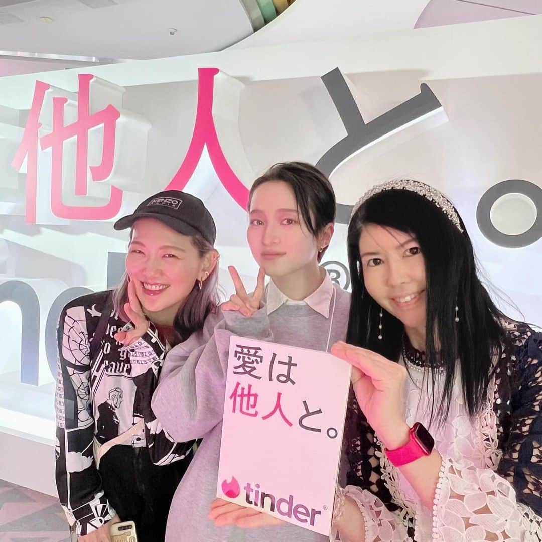 黒帯さんさんのインスタグラム写真 - (黒帯さんInstagram)「#PR #愛は他人と #Tinder 【Tinder Japan】「愛は他人と。」トークイベントにゆりやんレトリィバァ・ROLAND・kemio・ミチが登場！出会いについて語る。  Tinder Japanの新しいブランドキャンペーン「愛は他人と。」のトークイベントが開催され参加してきました。  イベントには、お笑い芸人のゆりやんレトリィバァさん、実業家タレントのROLANDさん、動画クリエイターのkemioさん、そして、モデルのミチさんが登場され、「出会い」をテーマに様々なトークをされていました。  今回はその様子をお届けします！！  「愛は他人と。」のキャッチコピーには、「自分だけ、はラクだけど、パートナーや友達、仲間など”親愛なる他人”と出会うことで、より最高の自分に」というメッセージが込められています。✨  このキャンペーンでは、WebCM、屋外広告、そして、SpotifyのpodcastにてTinderオリジナルチャンネル「愛は他人と。 ーSwipeからはじまる新しい愛のかたち」の開設がされています！  【Tinder】新機能「Tinder Matchmaker」が登場！  イベントの最初に、Tinder Japanカントリーマネージャーのチョウ・キョさんから、新機能「Tinder Matchmaker」の説明がありました！  「Tinder Matchmaker」は、友人や家族などの第三者にマッチ相手を選んでもらうサービスです♪  このサービスを使えば、自分では気がつけない出会いが広がること間違いなし！  キャンペーンに参加されているゆりやんレトリィバァさん・ROLANDさん・kemioさん・ミチさんが登場！  キャンペーンのオファーを受けた時の感想はございますか？  kemio とても驚きましたし、嬉しかったです。アメリカで出会った大親友とTinderを通して出会ったので、自分の経験や物語をいろんな人に伝えられたらいいなと思います！ kemioさんはご自身がTinderをご利用された経験があるそうで、今回のオファーをとても嬉しそうにされていました💙。  ROLAND アプリ界の王者のような存在なので、「僕でいいのかな…」とは思わずに(笑)、人と出会う仕事をしてきたので、「僕しかいないな」と思って受けさせていただきました。 そして、ROLANDさんは皆さんの笑いを誘いながら、自信満々にお話されていました！💎  その他、ミチさんとゆりやんレトリィバァさんもこの大抜擢を喜ばれていました。 特に、ゆりやんレトリィバァさんはホイットニー・ヒューストンの「I Will Always Love You」を替え歌で「Tinder 〜〜♪」と歌われて、会場は大盛り上がりでした♪  マッチングアプリへのイメージの変化はありましたか？  ゆりやん レトリィバァ その時だけの関係のようなイメージがありましたが、自分を見つめ直したり、人生を豊かにするような、深いものであるというイメージに変わりました。  ミチ 見ず知らずの人と会うというのは抵抗のあることでしたが、狭いコミュニティの人としか会えない現状を広げてくれたと思います。また、普段なら会うことができないような年齢・性別の方と世界中で出会えるので、すごくいいなと思いました！ 皆さん、世界が広がったり、恋愛以外の出会いもあったりと、マッチングアプリへのイメージが良い方向に変わったと答えられていました！今回は、Tinder Japanの新しいブランドキャンペーン「愛は他人と。」のトークイベントの様子をレポートしました♡ 皆さんもぜひ、これからのTinderに注目して、新しい出会いを見つけてみてください！✨」11月8日 15時56分 - shin_kuroobisan