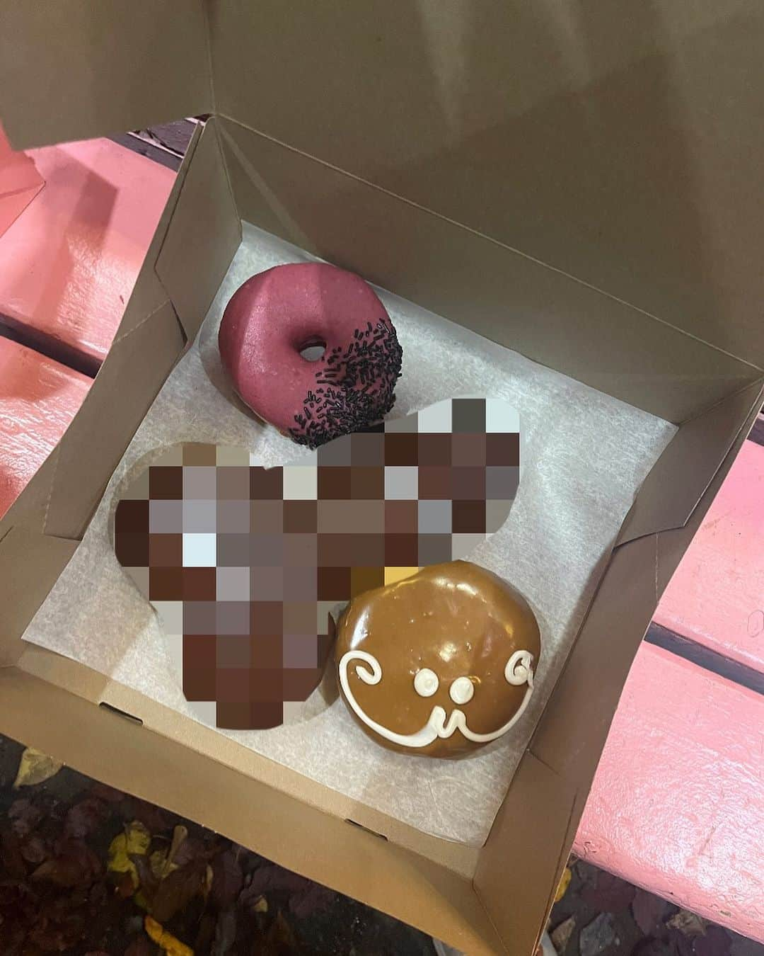 ナイラ・ローズのインスタグラム：「Trying @voodoodoughnut for the first time   I got the hibiscus  The maple madness or something  And a third one that’s totally a normal one with cream inside」