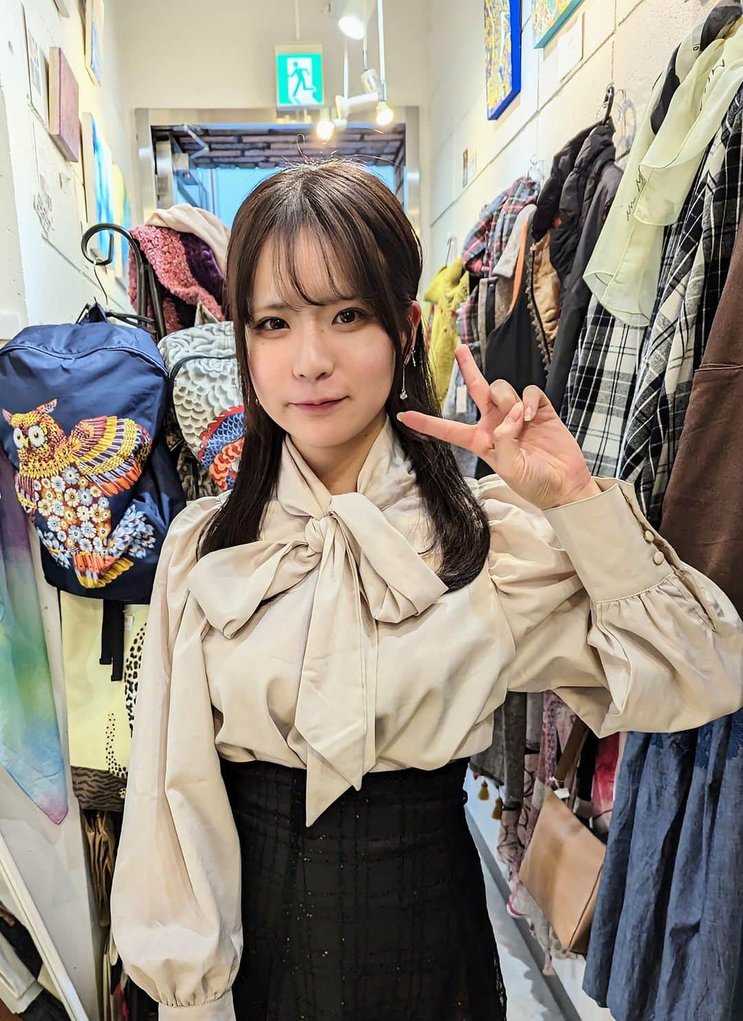 平井富子のインスタグラム：「美少女来た〜！  平井さーん！と、都内からフユネちゃんが、リニューアルオープン以来、初めて顔を出してくれました。 2年ぶり？嬉しい〜  美少女から美女に、、 お互いの近況報告で盛り上がり〜  オリジナルのキュービックジルコニアピアスを気に入って頂きました。キラキラ光ってダイヤの輝き。とてもお似合い〜  アンシャンテのアクセサリーは、パワーがあるから、きっと良いことありますよ！楽しみにしててね。  また、遊びに来て下さい〜」