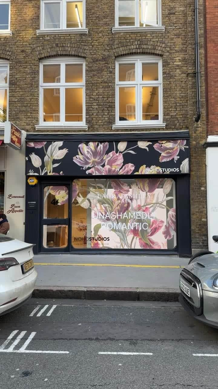 ローラアシュレイのインスタグラム：「Who's excited for this weekend's Screen Printing Experience?⁣ ⁣ We have invited Hackney Textile Designer, @helenrawlinson to host the workshop that will see guests personalise their design with a classic Laura Ashley print and tagline. ⁣ ⁣ Our beautiful window display will feature the iconic Gosford print from the Laura Ashley archive.⁣ ⁣ 📍Noho Studios, 46 Great Titchfield Street, W1W 7QA⁣ ⁣ 🗓️ 11th - 12th November, 10 am. - 5 pm.⁣ ⁣ Comment below if you have already spotted it in Central London.」