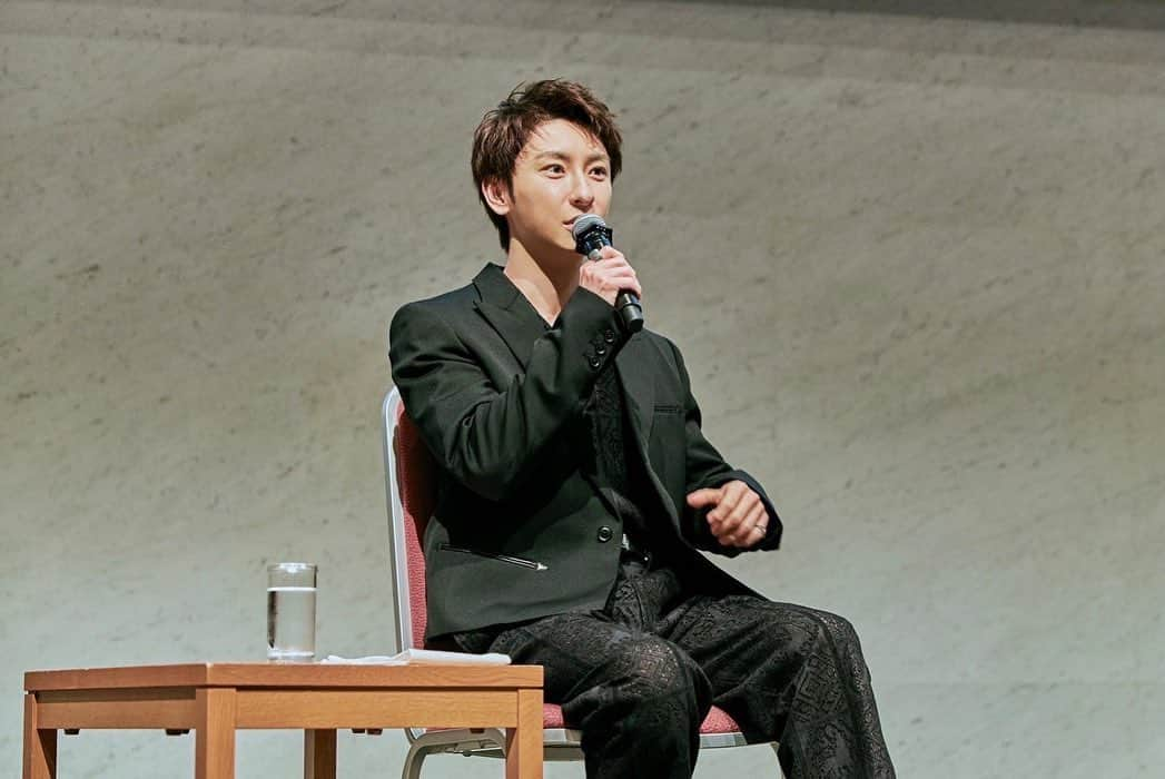 與真司郎さんのインスタグラム写真 - (與真司郎Instagram)「昨日、経団連会館・国際会議場にて開催された 日本国内の企業・団体のLGBTQ+等の職場環境改善に向けた『work with Pride 2023』カンファレンスにキーノートスピーカーとして登壇させていただきました。  当事者の方は勿論として、それをサポートしてくださる様々な分野の人たちと「企業から変える。」をテーマに、職場環境改善に向けて進んでいく大変意義のある取り組みに参加させていただき本当に光栄です。  僕も7月にカミングアウトをして、 今、たくさんの方々のサポートをいただきながら活動の再出発をしています。  ありがたいことに、多くの方が、 「変わらず応援してるよ」 「普通な事だよ」 と背中を後押ししてくれています。  ずっと隠していた僕にとっては、本当に日々感謝の毎日です。  これからもっと、  全ての人達が  "普通"  に暮らせる、働ける、世の中になってくれたら嬉しいと思っています。  僕もまだまだ分からないことばかりなので、 一緒に学ばせていただくと共に、  これからも、もし何かの一助になるようであれば、僕が経験してきたことや、僕が思う事を僕なりに発信していければ思っています。  Yesterday, I had the privilege of speaking as a keynote speaker at the “Work with Pride 2023” conference held at Keidanren Kaikan International Conference Hall in Japan. This conference focused on improving workplace environments for LGBTQ+ individuals within Japanese companies and organizations.  I am truly honored to have taken part in this highly meaningful effort to advance improvements in the workplace environment with the theme of “change from within the corporate world.” This conference not only involved people who are part of the LGBTQ+ community but also people who are allies from various fields.  In July, I came out, and now, I am embarking on a fresh journey with the support of many individuals. I am grateful that many people have encouraged me saying, “We support you just the way you are” and “It's perfectly normal.”  For someone who had concealed their true self for a long time, every day is filled with gratitude because of everyone’s continued support.  In the future, I hope that everyone can live, work, and be part of society “just as they are,” and I would be delighted if the world became a place where this is the norm.  I still have much to learn, so while I continue to learn alongside others, I also hope to share my experiences and thoughts to help in any way I can.」11月8日 16時00分 - shinjiroatae1126