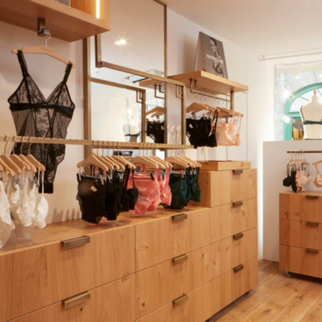 レジャビーさんのインスタグラム写真 - (レジャビーInstagram)「SALON D'ESSAYAGE  ⁣Retrouvez l'univers confidentiel et intimiste de Maison Lejaby au sein de nos boutiques  -  FITTING ROOM  Discover the confidential and intimate world of Maison Lejaby in our boutiques.  70 rue des saints-pères 75006 PARIS France 1 rue des quatre chapeaux 69002 LYON France 8 rue du général chareton 26200 MONTELIMAR  #MaisonLejaby #Lingerie #Underwear #Corseterie #WomanMaisonLejaby #LingerieHeritage #SavoirFaire #FrenchKnowHow」11月8日 16時05分 - maisonlejaby