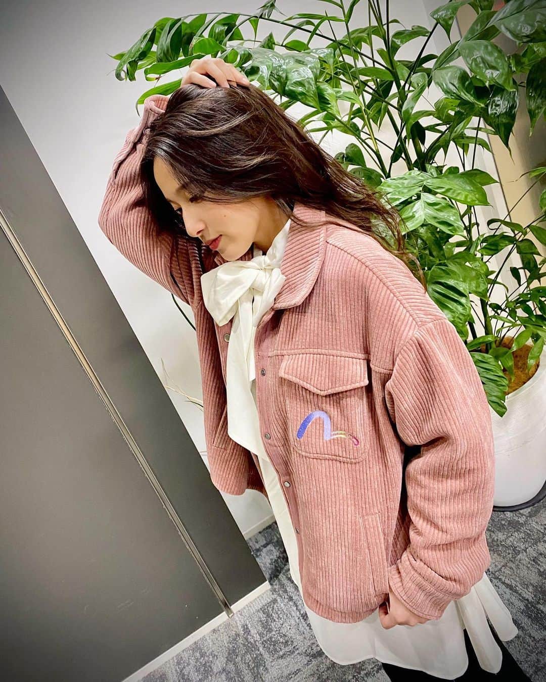 伊波杏樹のインスタグラム：「〝EVISU JEANS〟Opening Party 👠 ． 着用：オーバーサイズ コーデュロイシャツジャケット ． 先日の #ぽしゅら にてお話していたのは こちらでした( ˙˘˙ )。 ． たうんの神の写真のうまさたるや。 ． #evisujeans #autumn #inamianju」