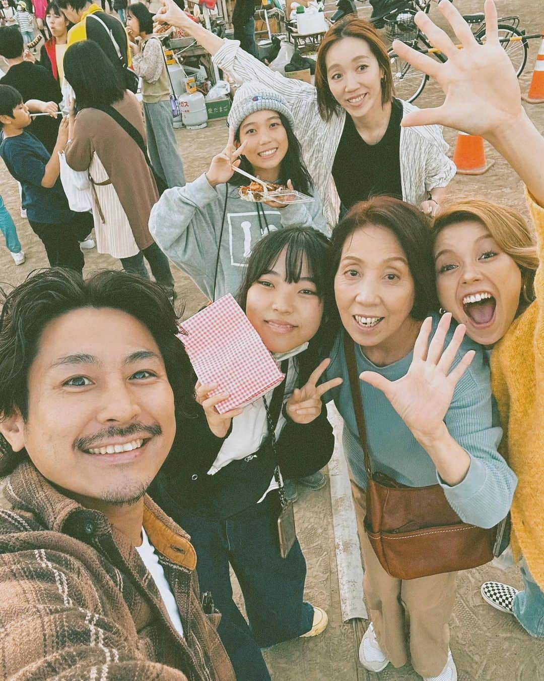 階上実穂さんのインスタグラム写真 - (階上実穂Instagram)「お祭り大好き階上𝖿𝖺𝗆𝗂𝗅𝗒でこの前は地元の市民祭りへ♩¨̮⑅* 茅ヶ崎から姪っ子たちも来てくれた🫶🏽  自分たちだけで電車乗ってやってくるなんて成長したなー。おば感動😭そりゃみんなお小遣いあげるよねw  朝から行ってひたすら歩いて食べてもう見るとこないけど夕方まで居ちゃった✌🏽好きだね 屋台飯食べるときガニ股になるのなんでだろう🙃  #dayoff #dayoffvibes #familytime #festival #kawasaki #citizenfestival #myfamily #休日 #お祭り #かわさき市民祭り #お祭り大好き家族 #地元のお祭り #市民祭り #好きです川崎愛の街 #家族でお出かけ #秋なのに汗だく #ほぼ半袖で過ごした #休日の過ごし方」11月8日 16時08分 - miho_ishigami