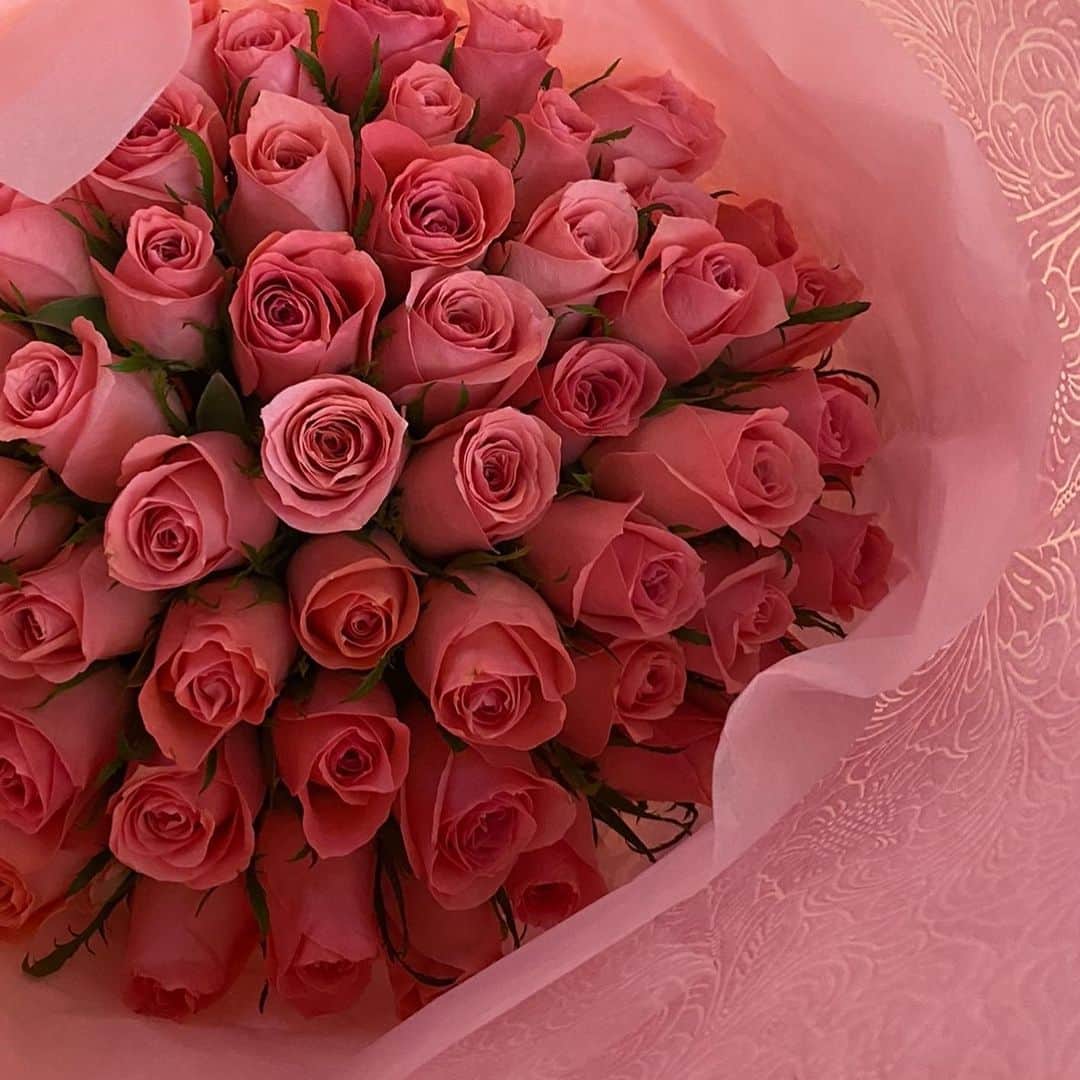 桃瀬りんかさんのインスタグラム写真 - (桃瀬りんかInstagram)「・ すっごくキュートなピンクローズ💗 お花はいつ貰っても幸せだ〜🥺💭💕 ・ ・ ・ ・#お花#花#お花のある暮らし#お花ネイル#バラ#薔薇#ピンクローズ#ローズピンク#バースデー#誕生日#ピンク」11月8日 16時19分 - momose_rinka