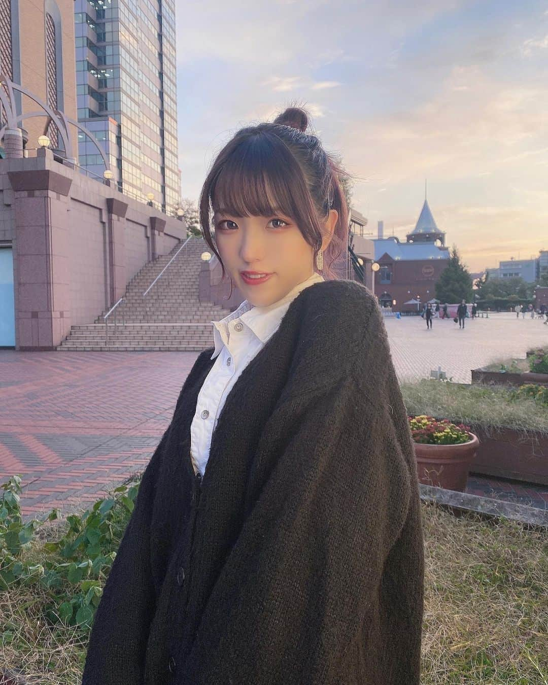 横山なつみのインスタグラム：「. 🦨🖤  お団子した日  #お団子 #お団子ヘア」