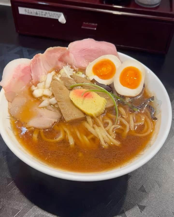 AYUNAのインスタグラム：「ここのラーメン、本当に何もかも美味しかったぁ🍜😊🍀  シメの釜焼き明太子雑炊、マジで美味でした🥰🎶  PR @ryunohane_toiro #早稲田ラーメン #創作ラーメン #高田馬場グルメ #早稲田グルメ #麺スタグラム #龍の羽 #高田馬場ラーメン」