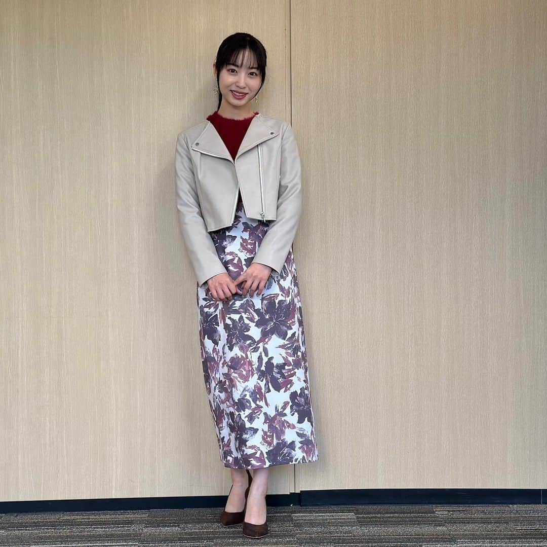 フジテレビ「めざましテレビ」さんのインスタグラム写真 - (フジテレビ「めざましテレビ」Instagram)「ファッション雑誌CanCamとコラボした お天気コーナー「きょう何着て行く？」 林佑香の毎日のコーデを紹介♪  11月8日（水）  【今日のコーデ】 🌟ジャケット☞ @and.couture １万6280円 🌟ニット☞ @swingle_official １万890円 🌟スカート☞ @proportionbodydressing １万1990円 🌟靴☞ @dianashoespress １万7050円  🌟イヤリング☞ @phoebe_official 4180円   【コーデのポイント】 秋気分が高まるボルドーニット🍷同じくボルドーが効いた花柄スカートを合わせて着こなせば、憧れ感のある上品な装いに🧣ちょっぴり背伸びしたい日にオススメです。    #めざましテレビ #きょう何着て行く？ #林佑香 #今日のコーデ #コーデ #CanCam #今日のファッション#ootd #きょう何着て行く？は月〜金朝6時22分ごろ放送📺 #ゆかちゃん #きれいめコーデ #きれいめカジュアル #大人コーデ #秋コーデ #オフィスカジュアル #上品コーデ #アナウンサー衣装」11月8日 16時21分 - mezamashi.tv