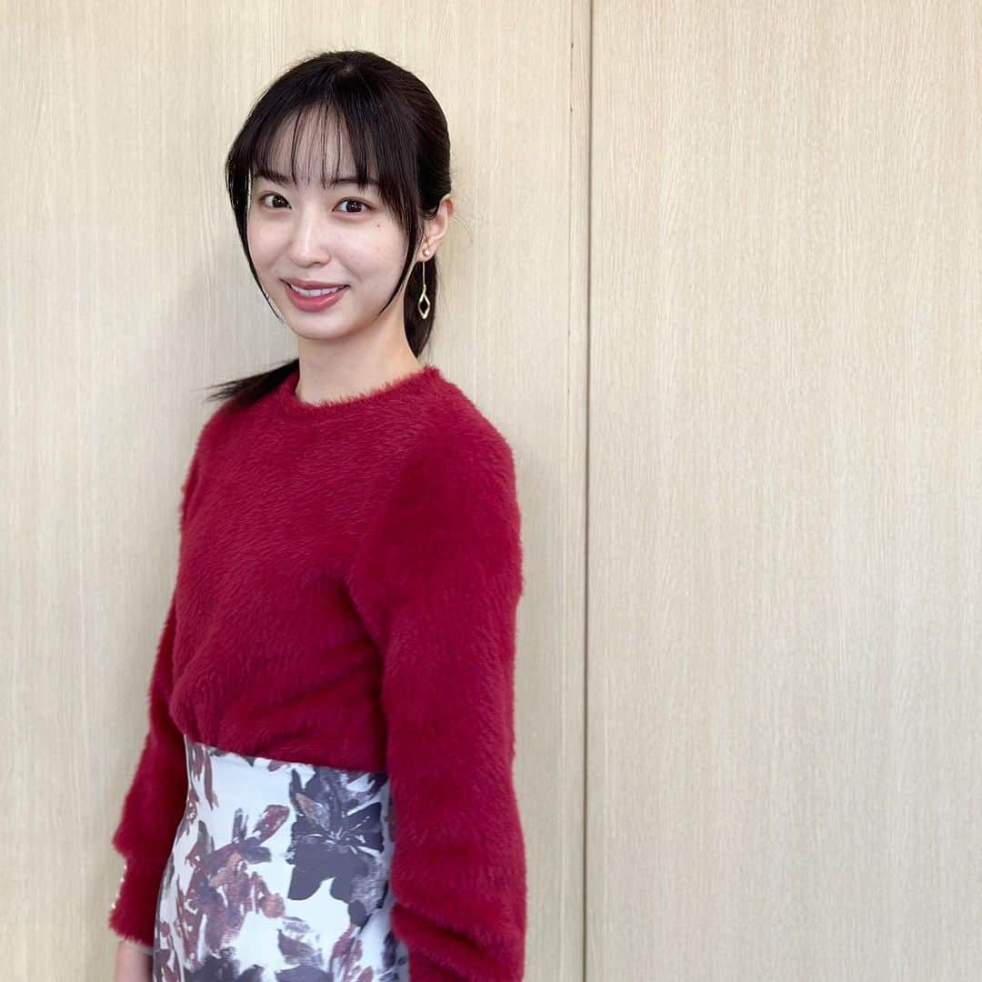 フジテレビ「めざましテレビ」さんのインスタグラム写真 - (フジテレビ「めざましテレビ」Instagram)「ファッション雑誌CanCamとコラボした お天気コーナー「きょう何着て行く？」 林佑香の毎日のコーデを紹介♪  11月8日（水）  【今日のコーデ】 🌟ジャケット☞ @and.couture １万6280円 🌟ニット☞ @swingle_official １万890円 🌟スカート☞ @proportionbodydressing １万1990円 🌟靴☞ @dianashoespress １万7050円  🌟イヤリング☞ @phoebe_official 4180円   【コーデのポイント】 秋気分が高まるボルドーニット🍷同じくボルドーが効いた花柄スカートを合わせて着こなせば、憧れ感のある上品な装いに🧣ちょっぴり背伸びしたい日にオススメです。    #めざましテレビ #きょう何着て行く？ #林佑香 #今日のコーデ #コーデ #CanCam #今日のファッション#ootd #きょう何着て行く？は月〜金朝6時22分ごろ放送📺 #ゆかちゃん #きれいめコーデ #きれいめカジュアル #大人コーデ #秋コーデ #オフィスカジュアル #上品コーデ #アナウンサー衣装」11月8日 16時21分 - mezamashi.tv