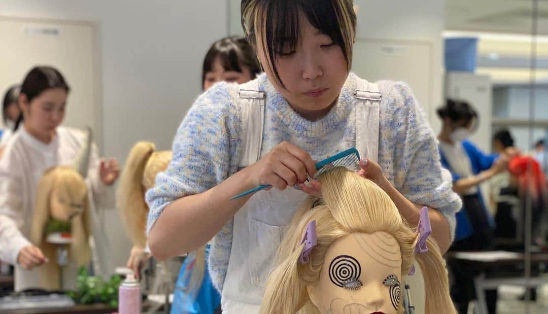 札幌ベルエポック美容専門学校 公式さんのインスタグラム写真 - (札幌ベルエポック美容専門学校 公式Instagram)「ヘアメイク科2年生 学内コンテスト  ヘアメイク科2年生の学内コンテストの様子です！ 有名俳優さんやジャニーズさんのヘアメイクを担当する『なかぢまゆうこ』さんも応援に駆けつけてくれました‼️‼️  学生一人ひとりが思いを込めて作品を考え、それを形にしていく。  約1年半しか学んでいないのにとてもクオリティの高い作品ができあがりました✨  作品は個性が出るので、たくさんの学生の個性が溢れて素敵です🎶  コンテストは人生の通過点！ ここから更に磨きをかけて、将来業界でたくさん活躍してください✨  みなさんお疲れ様でした！！   #札幌 ベルエポック美容専門学校 #札幌 #ベル #美容 #美容専門学校 #ヘアメイク #ヘアメイク科 #コンテスト #作品 #個性」11月8日 16時23分 - sapporobelle
