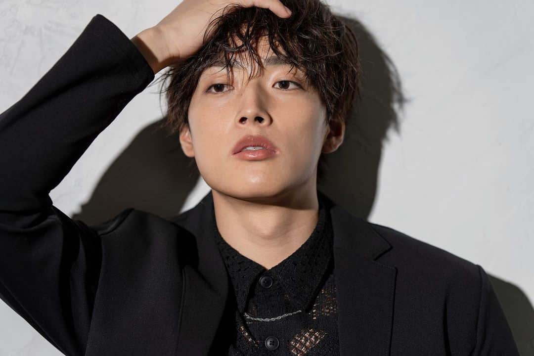 しょーたのインスタグラム：「ダーク😈  個人ホームページ撮影の時に撮ったの！  今日はこれまた暑いですなぁ。。。」