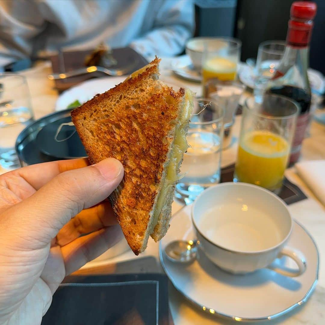 藤原ヒロシのインスタグラム：「チーズトースト最高峰」