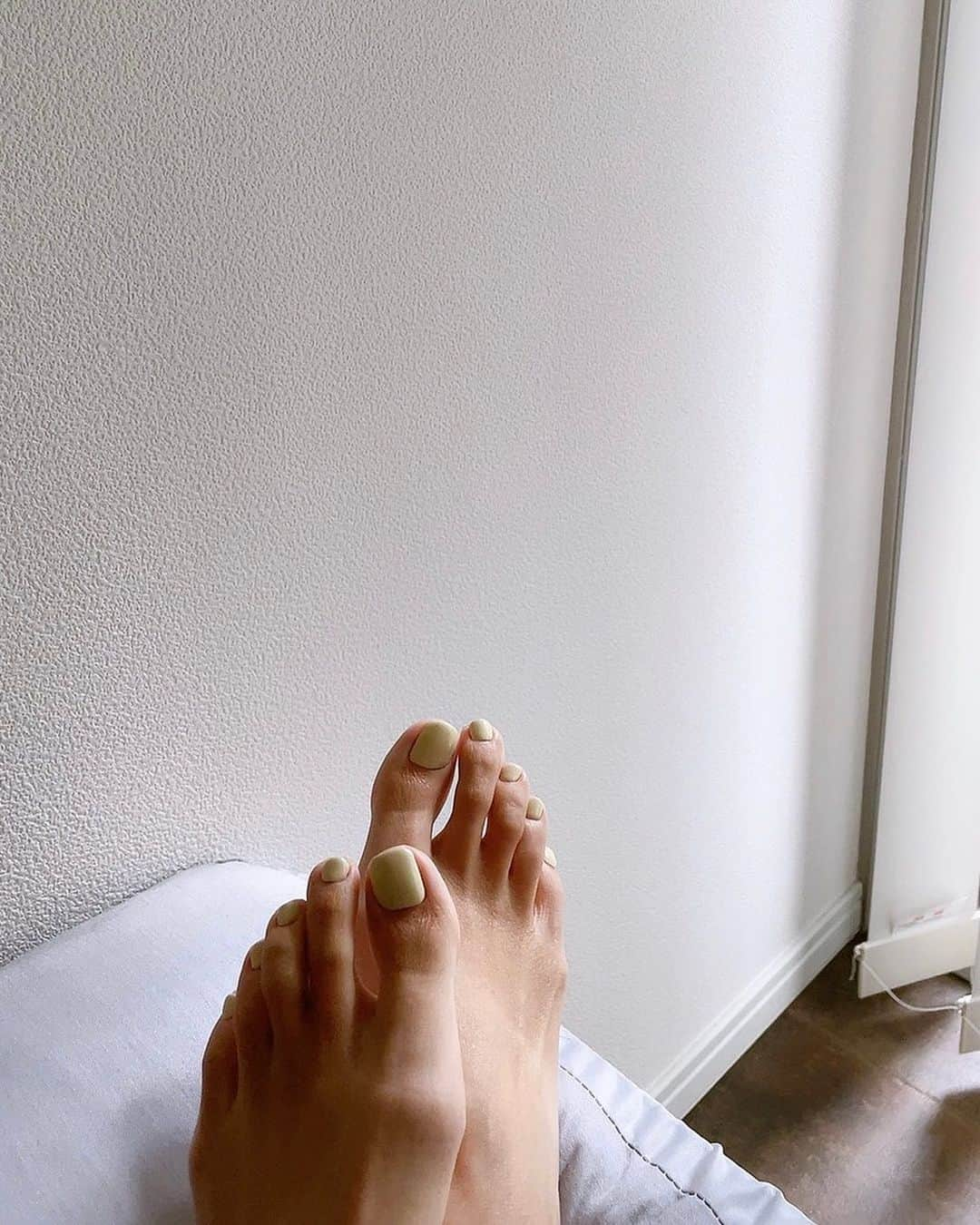 船曳ひろみのインスタグラム：「ここ最近ずっとブラウンだったから クリームしてみた🌼 いい色  #nail #footnail」