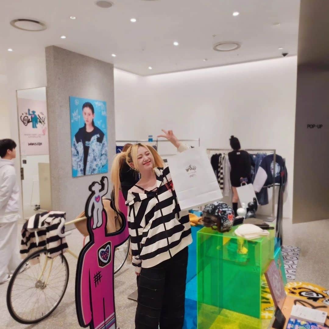 You Kyungさんのインスタグラム写真 - (You KyungInstagram)「방송 전 보윤대표님과 범민 작가님의 멋진 브랜드 헬로맨 더현대서울 팝업스토어🤟💙 옷들 다 예뻐서 눈 돌아갈 뻔 했어영🤪  오늘 쇼챔도 헬로맨 기운 받아서 화이팅🫶💙  @unuumma  @graffiti_bfmin_studio  @helloman_look  #헬로맨 #helloman #더현대서울 #팝업스토어 #밴드유니」11月8日 16時29分 - drrrr.youkyung