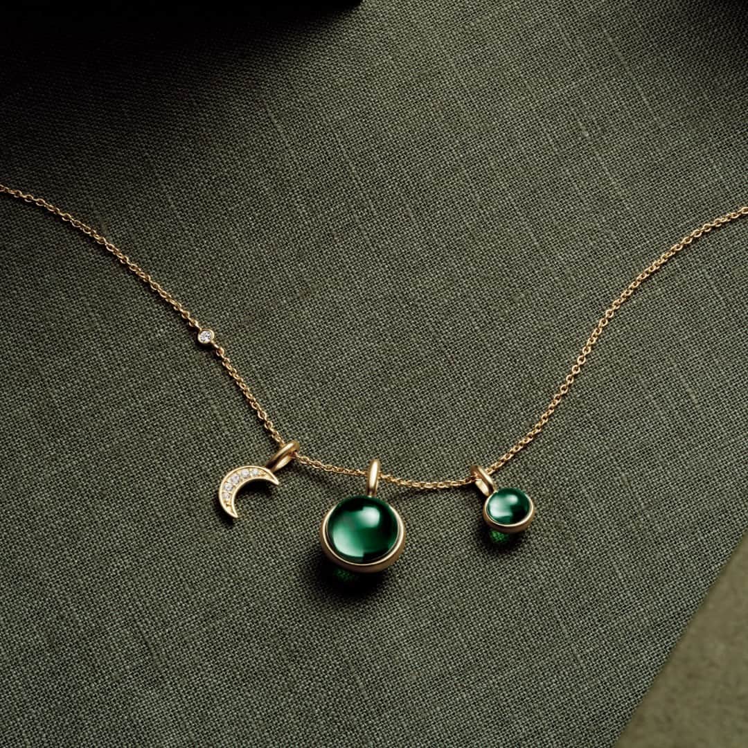 ジュリーサンドラゥのインスタグラム：「Discover our iconic Prime pendant, now in a captivating Little Prime pendant. 💚 ⁣#juliesandlau」