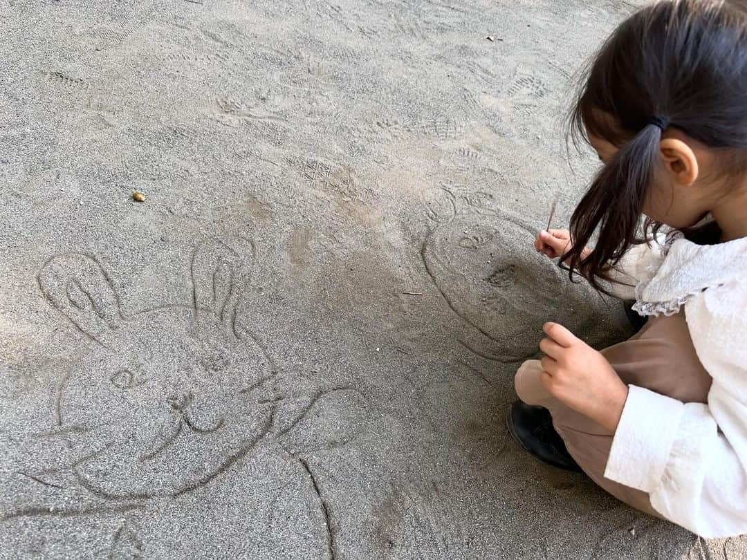 小脇美里のインスタグラム：「・ 公園遊び中の、かわいいひとコマ🧡」