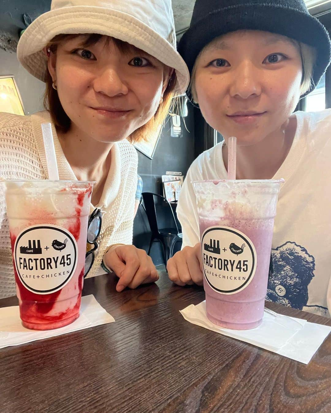 あこさんのインスタグラム写真 - (あこInstagram)「新大久保の思い出👒夏は帽子とサングラス必須なくらい暑くて目が日焼けするのを防止できてフル活用した🕶️(日焼け気にするくせに日焼け止めは塗らない) Factory45さんのシェイク美味しかった🥤 #新大久保カフェ #新大久保 #新大久保グルメ #factory45 #はらぺこツインズ」11月8日 16時32分 - harapeko__ako