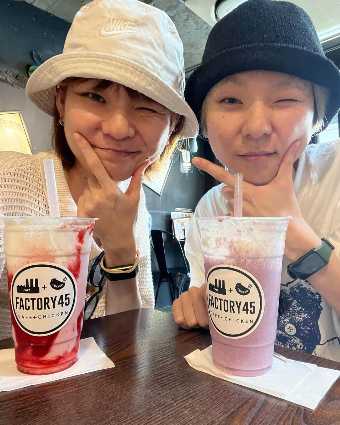 あこさんのインスタグラム写真 - (あこInstagram)「新大久保の思い出👒夏は帽子とサングラス必須なくらい暑くて目が日焼けするのを防止できてフル活用した🕶️(日焼け気にするくせに日焼け止めは塗らない) Factory45さんのシェイク美味しかった🥤 #新大久保カフェ #新大久保 #新大久保グルメ #factory45 #はらぺこツインズ」11月8日 16時32分 - harapeko__ako