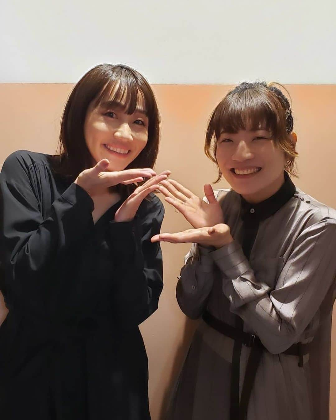 東出真緒さんのインスタグラム写真 - (東出真緒Instagram)「先日のプレミアMelodiX! スタジオでなんと矢井田瞳さんにお会いする事ができました✨✨✨  学生の時大好きでよくカラオケでも歌っていたよ私は🎤 感激すぎる！！！🤩🤩  ご挨拶の際、お互いインスタフォローしてたのもあるけど 「やっと会えた〜！」 と言ってくださり、めっちゃくちゃ嬉しかったです❤️❤️❤️❤️ 瞳さん、とてもとても素敵でさらに大好きになりました😍🩷🧡💛 かっこよくて優しくてラブです❤️  最新曲の「アイノロイ」みんな聴くべし👍🏻✨ さすがの唯一無二の歌声✨✨  #矢井田瞳 #BIGMAMA #東出真緒 #憧れの人」11月8日 16時38分 - mao_bigmama_vn