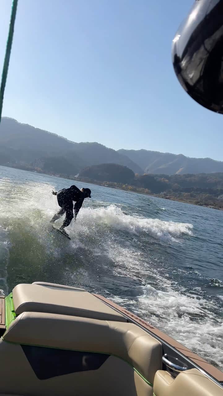 チェ・ヨジンのインスタグラム：「춥지만 난..춥지않..아..🌊 쓰리 잡았음 됐어🤟🏻 북한강서 가장 늦게 시즌아웃할게요✨」